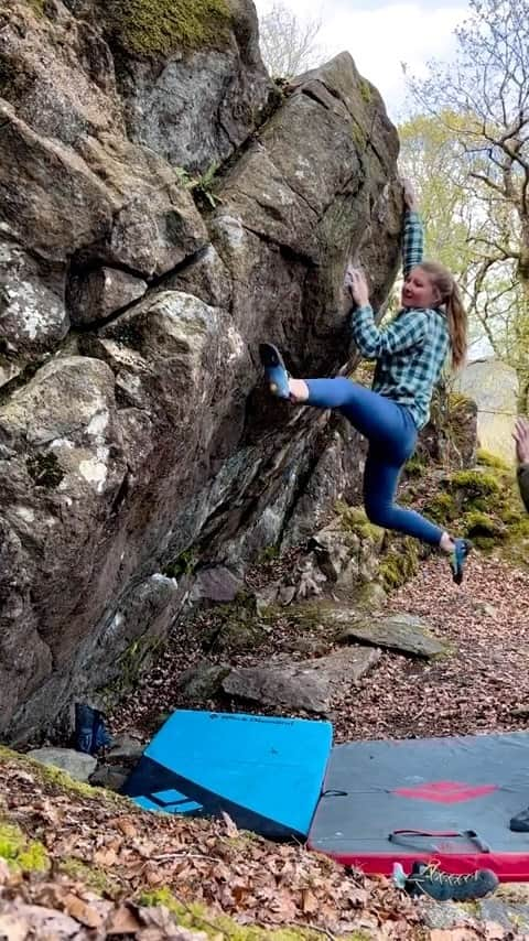 ヘイゼル・フィンドレーのインスタグラム：「If we can’t be present when climbing, what hope have we got of being present at any other time?  Thanks boulders and trees and moss.   @anguskille 📸 @blackdiamond @lasportivagram」