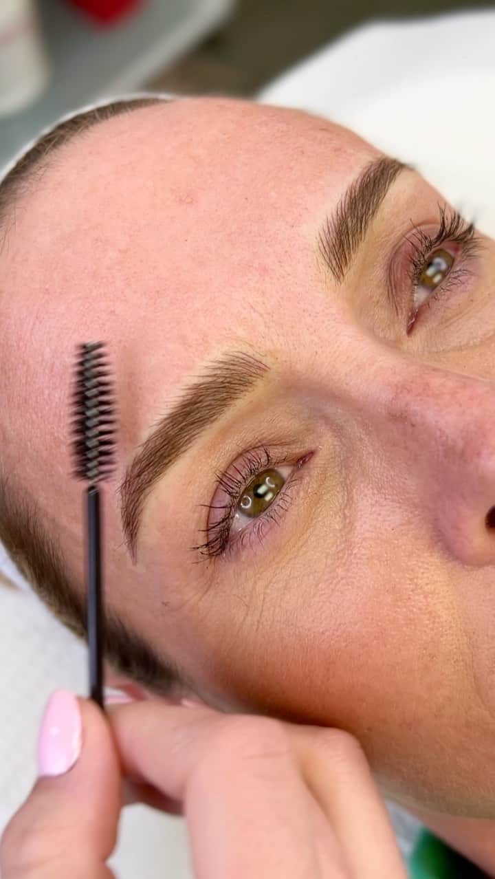Haley Wightのインスタグラム：「🌿Natural Enhancement🌿 Nanoblading is perfect for improving brow shape/structure and symmetry, I love these brows so much! To book with me you can either call the studio at (602)809-9405 or visit our website at daelascottsdale.com, link is also in my bio! 💕  #microblading #nanoblading #arizona #az #phoenix #scottsdale #brows #microbladingaz #ombre」