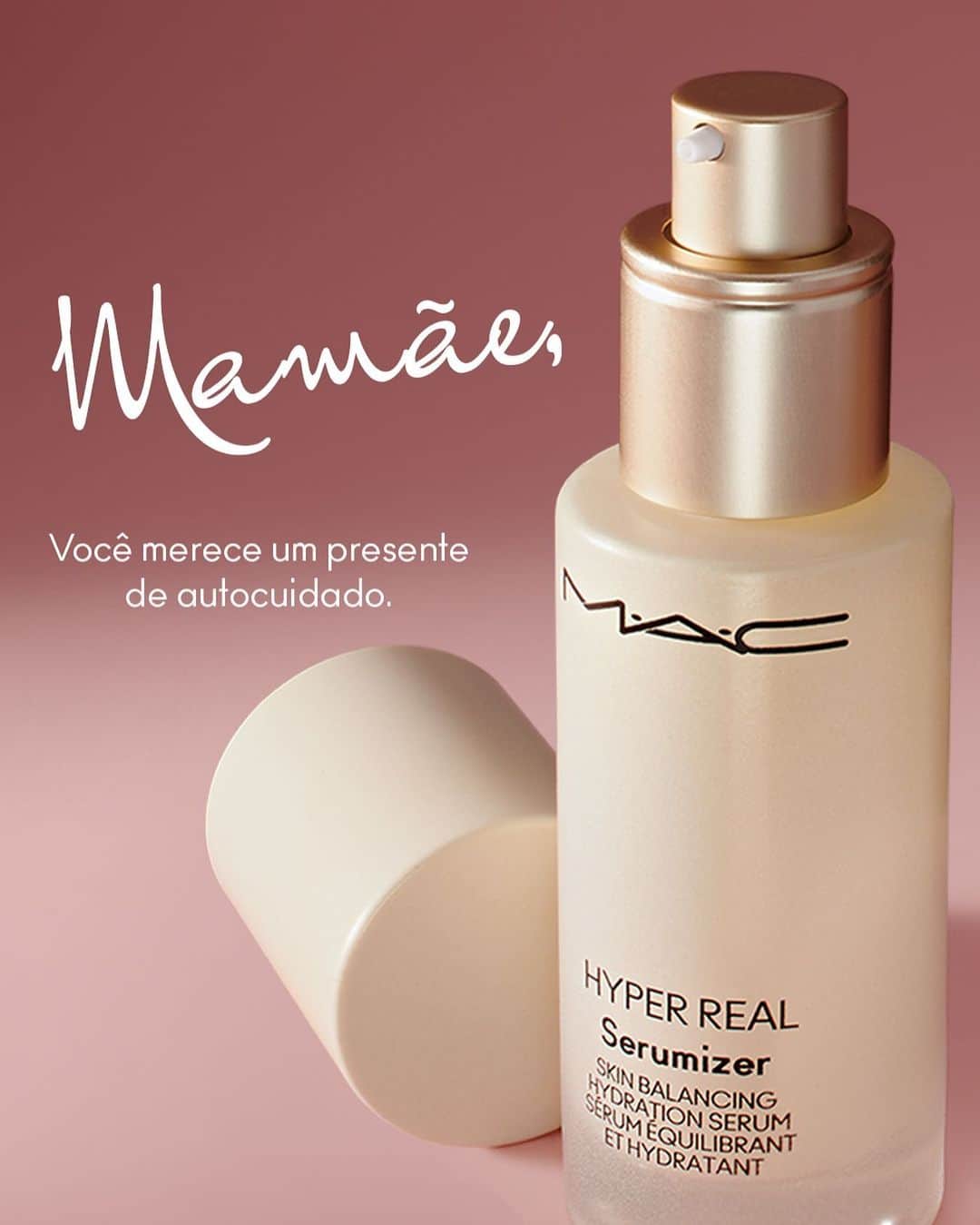 M·A·C Cosmetics BRのインスタグラム：「Toda mãe merece um presente de autocuidado... Melhor ainda se for Hyper Real 😍 Presenteie sua mãe com a melhor rotina de skincare que ela pode ter, presenteie sua mãe com a linha M•A•C Hyper Real.   Toque na tela e garanta o presente.   #ParaTodoMundoVer: na imagem aparece o Hyper Real Serumizer com a tampa colocada ao lado, do outro aparece o texto “Mamãe, você merece um presente de autocuidado".   #DiadasMães #MACDiadasMães #MACHyperReal #MACSkincare」