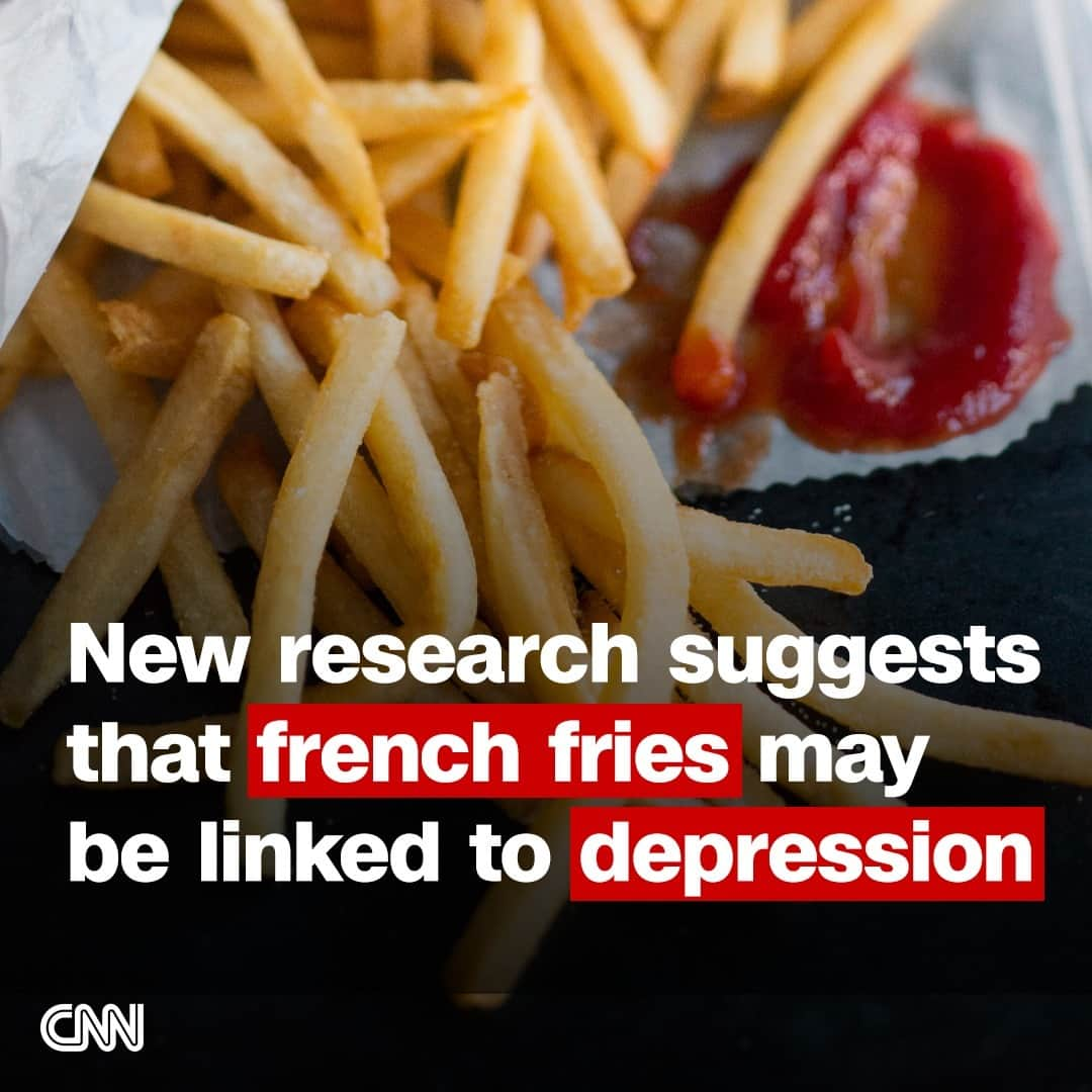 CNNさんのインスタグラム写真 - (CNNInstagram)「Reaching for fried foods may have a negative impact on mental health.  A research team in Hangzhou, China, found that frequent consumption of fried foods, especially fried potatoes, was linked with a 12% higher risk of anxiety and 7% higher risk of depression than in people who didn’t eat fried foods.  The link was more pronounced among young men and younger consumers.  However, experts who study nutrition said the results are preliminary, and it’s not necessarily clear whether the fried foods were driving mental health issues, or people experiencing symptoms of depression or anxiety turned to fried foods.  Read more about the study at the link in bio.  📷: Jack Andersen/Stone RF/Getty Images」4月25日 6時01分 - cnn