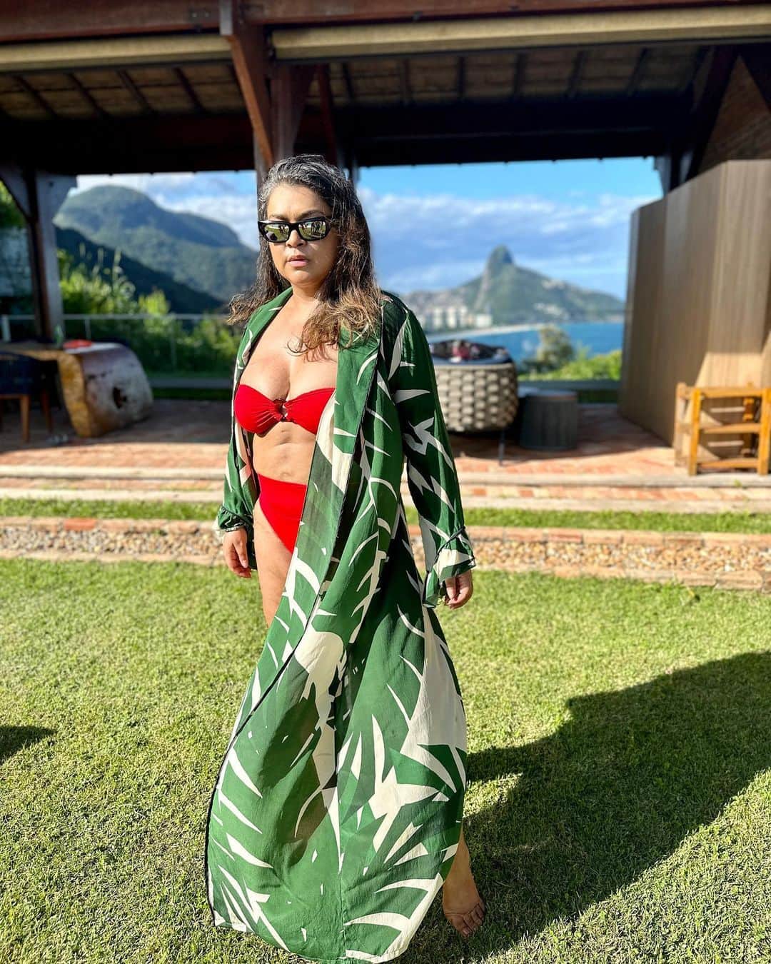 Preta Gilのインスタグラム：「Depois de 4 meses, fui liberada para tomar sol, já que não estou fazendo quimioterapia há mais de 1 mês!  Foi uma delícia sentir esse quentinho outra vez!!! Viva a vida!!! ❤️」