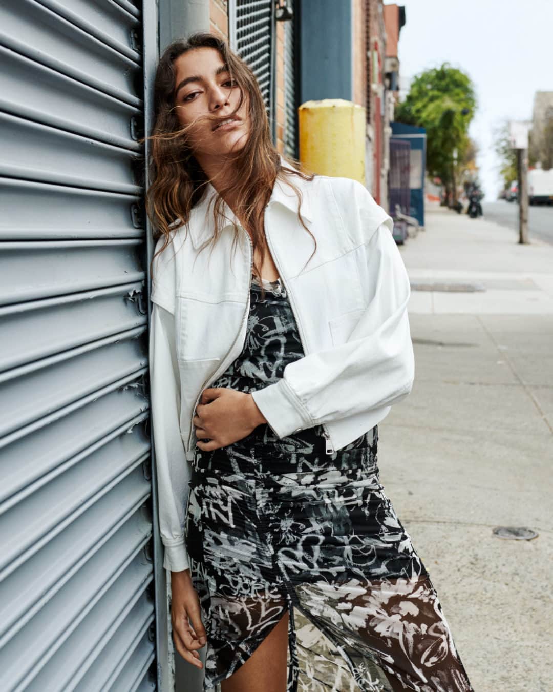 のインスタグラム：「Lean into a Spring styling.   Shop the look and the Spring collection at DKNY.com  #IFEELDKNY」