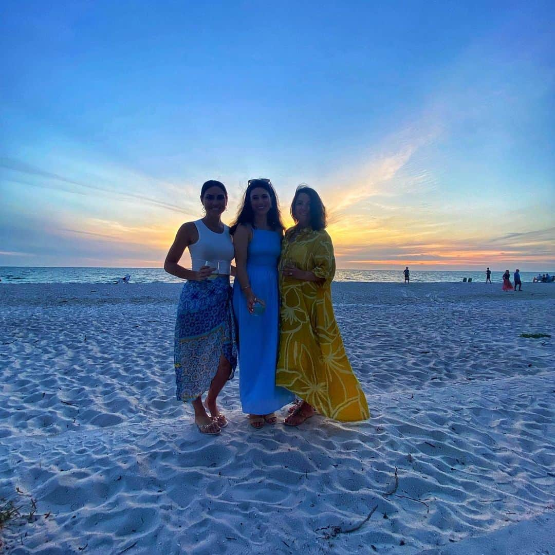 ジェニー・デルさんのインスタグラム写真 - (ジェニー・デルInstagram)「Best Friends for over 25 years—so thankful for these girls 🥂 @amytarnowicz @bronxmoose #GirlsTrip #southbury」4月25日 6時10分 - jennydell_