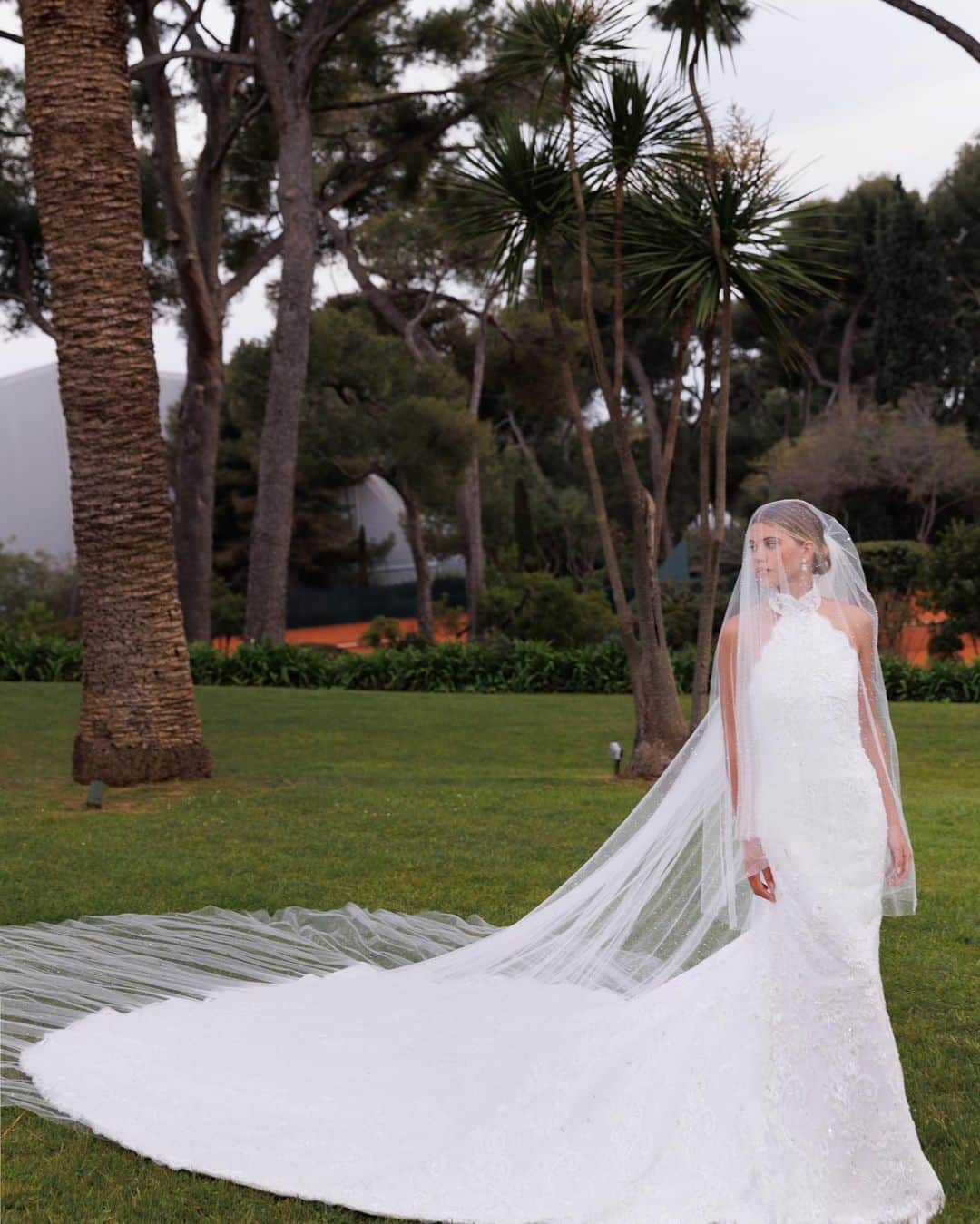 ソフィア・リッチーのインスタグラム：「Marry your best friend!!!  I want to thank Virginie, Olivia, and all of my Chanel family for helping make my wedding dress so special. I felt like a princess, and I will forever be grateful for them and this experience. 🕊️」
