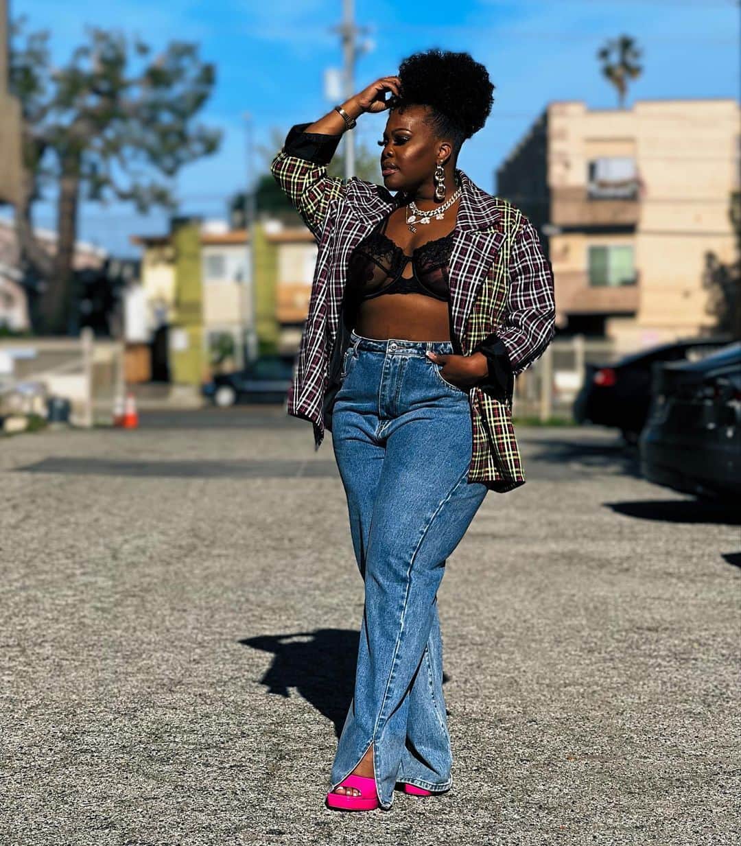 アンバー・ライリーのインスタグラム：「Someone commented that they noticed my “happy weight gain”, all I heard was y’all see how HAPPY I AM 🥰😍 life isn’t perfect, but I’m grateful for mine. Also MY MAN MY MAN MY MAN took these photos! God blessed me cuz photographers are expensive as hell 😂😂  📸: @scoobzdoo 🫶🏾」