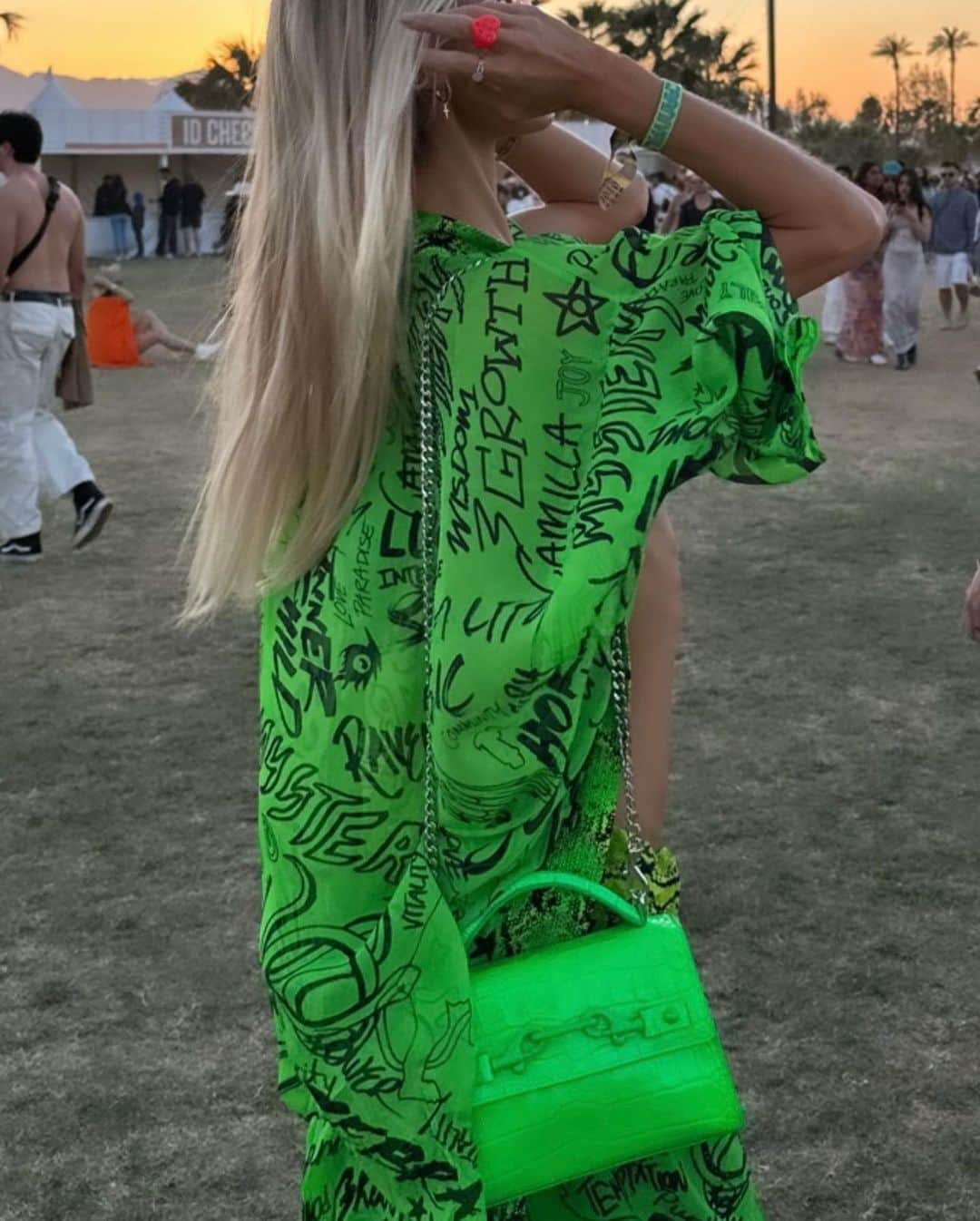 レベッカミンコフさんのインスタグラム写真 - (レベッカミンコフInstagram)「Coachella ‘23 roundup👏🌴💫 RM took the desert…and we couldn’t be more obsessed.  . . . .  #coachella #festivalfashion #influencers #fashioninspo #desertstyle #coachellaoutfit #coachella2023 #trending #festivalstyle」4月25日 6時28分 - rebeccaminkoff