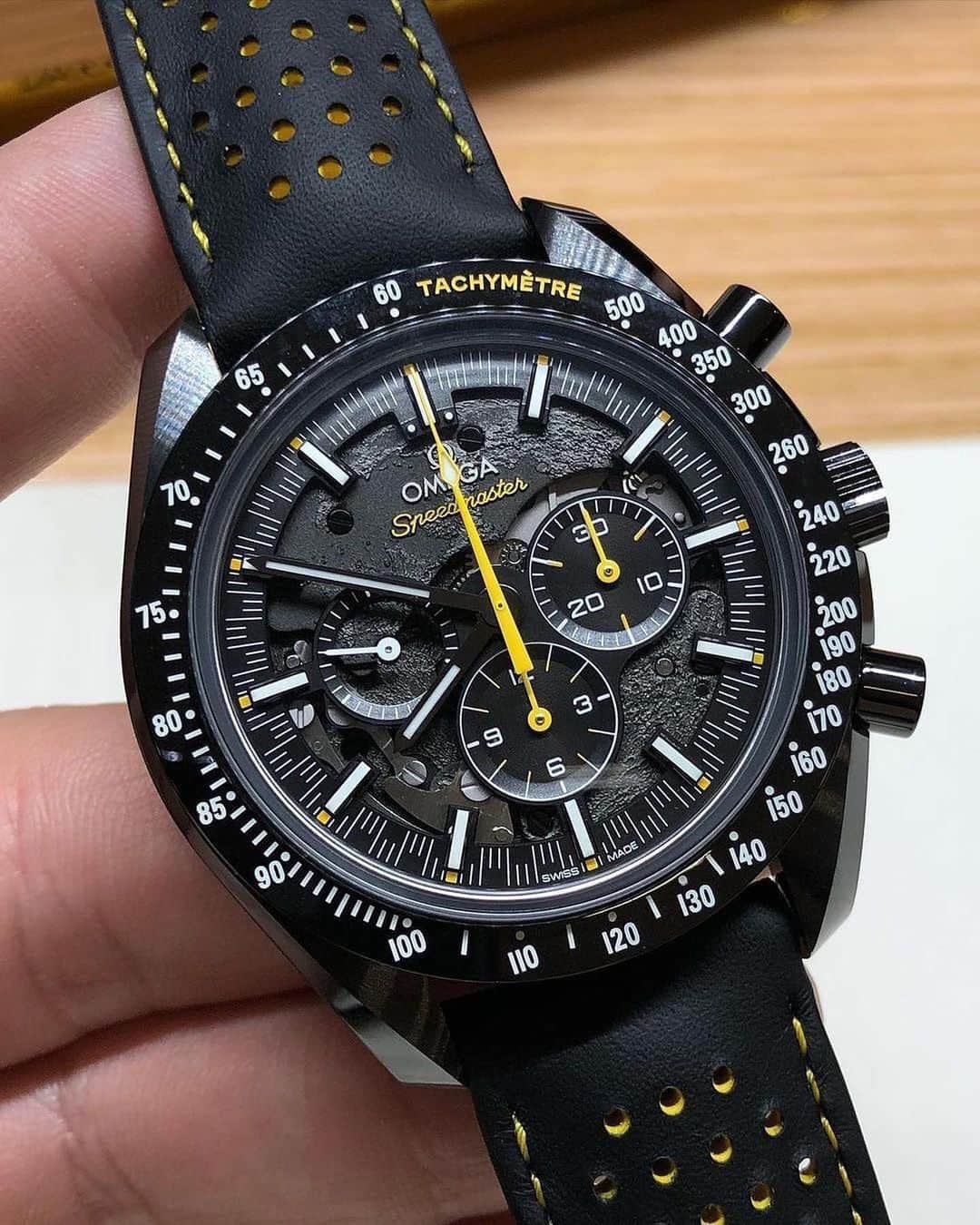 Daily Watchさんのインスタグラム写真 - (Daily WatchInstagram)「Omega killed it with this version of the Dark Side of The Moon in 2018. Swipe left to see the gorgeous movement 😍 #Omega #OmegaWatches」4月25日 6時40分 - dailywatch