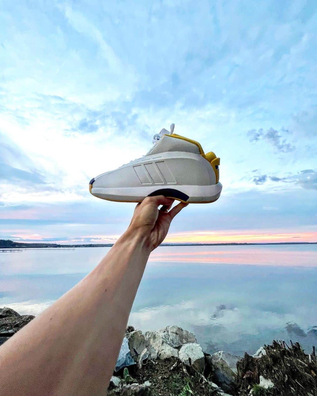 はるきさんのインスタグラム写真 - (はるきInstagram)「New shoes 👟  #sunsetlake   *I don’t recommend for walking…」4月25日 6時32分 - hr.8ruki