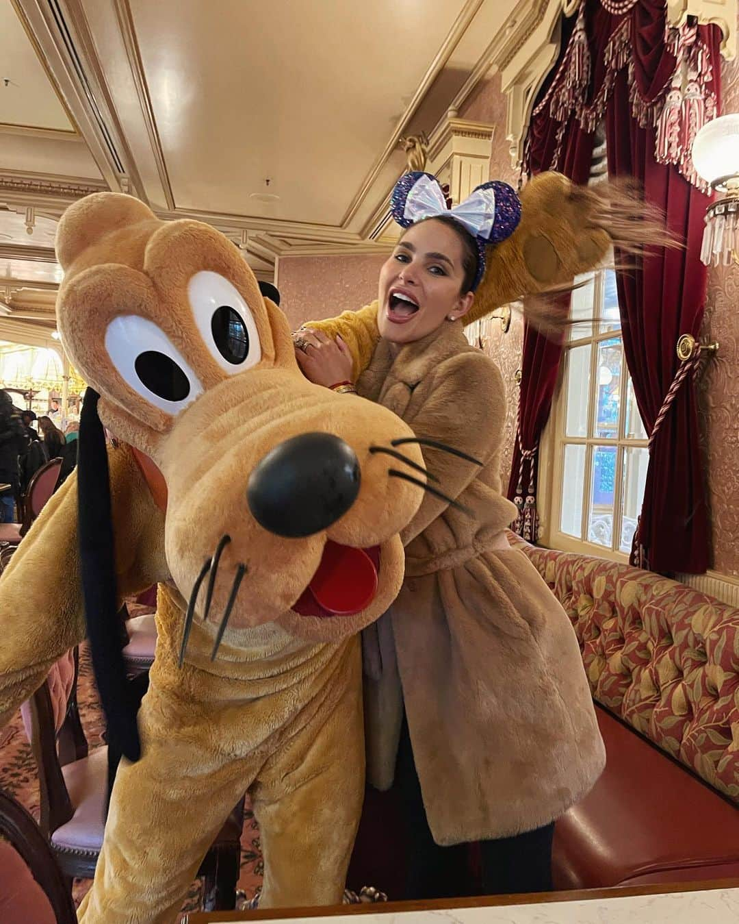 Wanda Grandiさんのインスタグラム写真 - (Wanda GrandiInstagram)「Ainda lembro da primeira vez em que fui para a Disney com meus pais, eu tinha apenas 7 aninhos. Fiquei tão encantada e feliz com aquele mundo mágico! Lembro de mim mesma correndo pelo parque com uma varinha de condão na mão, depois brincando com a minha irmã na máquina de gelo do hotel. Lembro do meu pai fazendo sanduíche pra gente no quarto do hotel, e eu com o famoso caderninho pedindo autógrafo para todos os personagens – que por sinal, minha irmã guarda até hoje. Meu personagem favorito era o pateta, como eu amava o Goofy.   São essas memórias lindas e afetivas que ficam gravadas na nossa alma e coração. Já voltei à Disney algumas vezes depois disso, mas sem dúvida a primeira foi a mais especial. Agora, quando entrei no parque com a minha filha no colo, meus olhos se encheram de lágrimas. É impossível não lembrar daquela Wanda tão pequena brincando de varinha de condão, que hoje se tornou mãe da Estrella. Um filme passou pela minha cabeça!  Meu maior sonho sempre foi ser mãe e aqui, nesse lugar onde os sonhos se tornam realidade, me pego não só pensando, mas agradecendo a Deus pelo maior presente que ELE poderia me dar. Como sou grata pela minha maior Benção. Vir para cá comemorar os dois anos de vida da Estrella e vê-la tão feliz não tem preço. E detalhe: a Estrella voltou apaixonada pelo Pluto, assim como a mãe, e dançou radiante a música da parada da Disney, que deixo aqui um pedacinho para vocês. ♥️   “Nós sonhamos com isso o tempo todo, nós sabemos O passado nunca está muito atrás E eu estive esperando toda a minha vida Para finalmente fazer um pedido a uma estrela Então, o que você está esperando? E se você quer isso o suficiente Apenas feche os olhos e sonhe, nunca está longe Está bem aí onde você está E podemos sonhar um pouco maior agora Se abrirmos os olhos Estou pronto para o passeio Estou pronto para ser leve como o sol Sim, as memórias estão em todas as partes E sei que apenas começamos”  Que a gente nunca deixe de sonhar e, principalmente, nunca deixe a nossa criança interior morrer!   W/ love Wan」4月25日 6時33分 - wangrandi