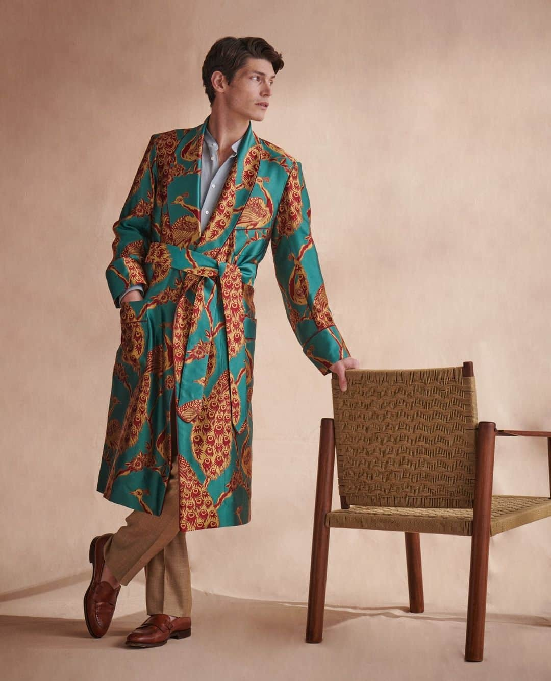 ニュー&リングウッドのインスタグラム：「The Peacock design was exclusively developed by New & Lingwood from an archive of vintage prints. The sumptuous details of the design are perfectly captured in the rich silk colours.Handmade in 100% English woven silk satin. #newandlingwood」