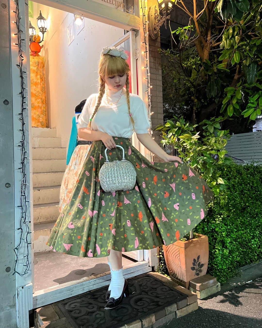 NUTTY Vintage&Collectibleのインスタグラム：「💎request item💎 ・ ・ ◽︎50s tipi print circuler skirt ◽︎50s flower hat ◽︎50s-60s beads necklace ▫︎50s lucite handle bag  お客様からのリクエストにお応え致しまして、50s circuler skirtを用いたスタイリングをご紹介致します❤️❤️ ・ ・ 50年代らしさが際立つ円形のドレープが贅沢なサーキュラースカートをメインに、ショートスリーブニットとビーズネクレスを合わせたデイリースタイル。  ソックスとヒールを合わせるのもポイントです❤️  以上、styling 紹介でした❤️❤️  styling:mocoo  ┈┈┈┈┈┈┈┈┈┈┈┈┈┈┈┈┈ 【NUTTY通販について】 ⚫︎SNS掲載商品は通販可能です。お気軽にDMにてお問い合わせ下さい。 ⚫︎＜ONLINE STORE＞http://nutty.theshop.jp/ （プロフィールページURLよりアクセス出来ます） ┈┈┈┈┈┈┈┈┈┈┈┈┈┈┈┈┈  #nuttyvintage#vintage #vintagefashion#南堀江#古着#1940s#1950s#1960s#1970s #1980s #80s #ヴィンテージ#1950sfashion#1950scircularskirt#fifties#gantzen#gantzencardigan#peplum#costumejewelry#collectivejewelry#earlyplastic#ootd #vintageootd」