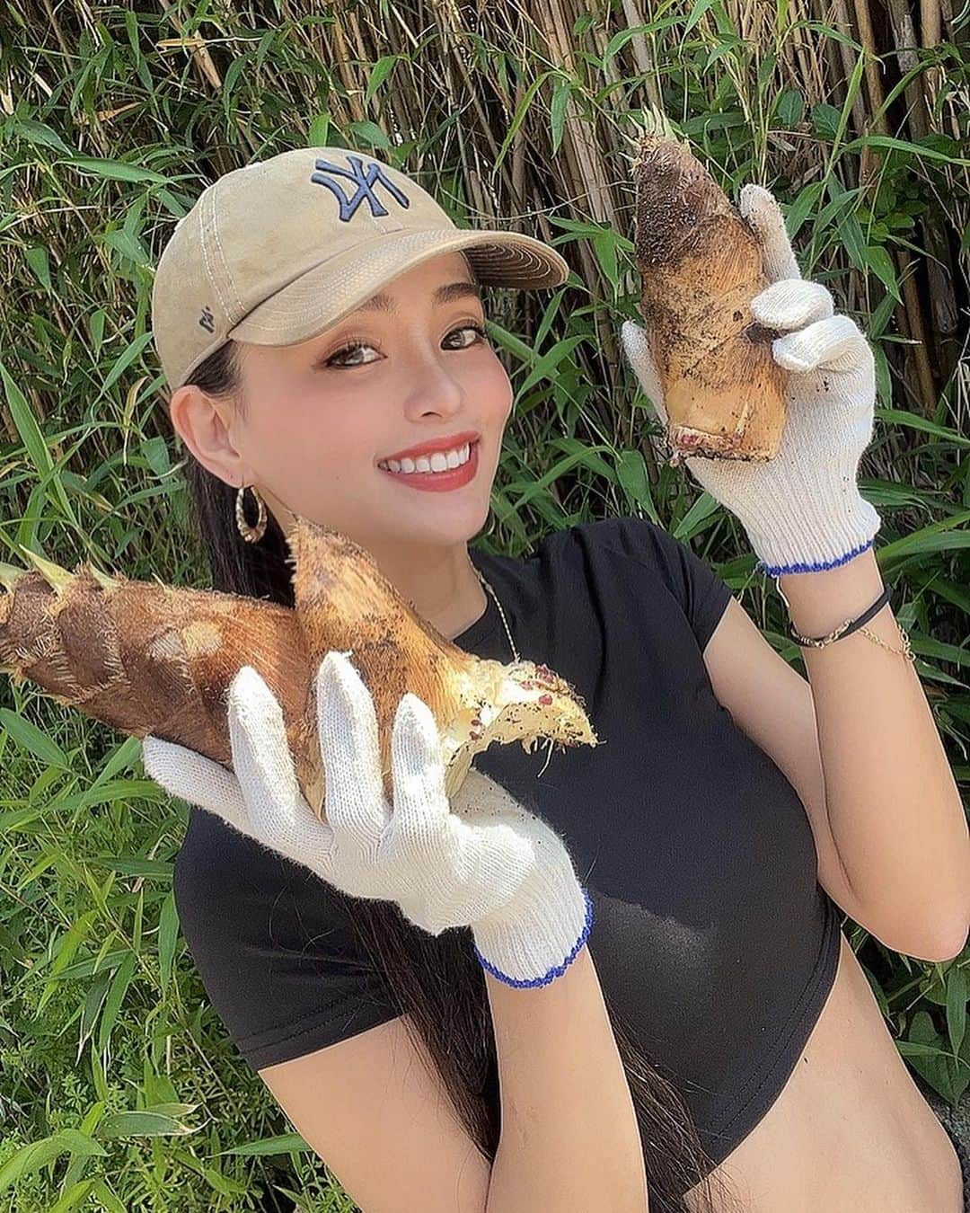 yumiのインスタグラム：「. やっほゆみだよ⛰️ 筍ほりほり〜🐰🎵 毎年お友達の山で掘るんだ⛰️ キリなく生えてくるから管理が大変みたい😵‍💫⛰️ 生で食べたりそのまま焼いたり本当美味しかった🥰🥢 . . 花粉でなのかな？お顔に赤くポツポツ出来ちゃってレーザーして肌質変えてもらったんだけど治れば良いな🫨✨ いつもありがとうございます🙇‍♀️🩶🧡 @dr.y.yumi  @sbeautyclinic  . . #エスビューティークリニック #美容外科 #美容整形 #肌改善 #レーザー #アクセント #美肌 #毛穴レス」