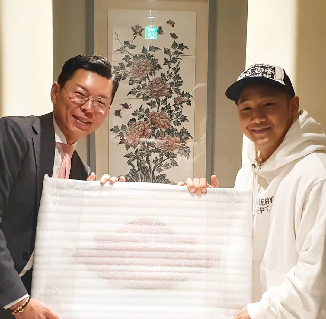 ショリのインスタグラム：「초등학교시절 같이 즐겁게 놀았던 하루의 기억으로 내 결혼식에서 너무나 오랜만에 뵙고 얼마전 드디어 단둘이 식사시간을 함께한 친척형님 같은 딸을 가진 아빠로서 2시간 순삭 참 많은얘길 나눈것 같네요😄👍열심히 따라가겠습니다ㅎㅎㅎ 그와함께 너무나 값진 선물을 주셔서 깜놀😭🙏😍  마침 허전하다 느꼈던 벽에 멋지게 장식해두었습니다 오래잘간직하겠습니다~ 마직막 식사사진은 수다삼매경에 빠져 잘 기억안남ㅋㅋㅋ #소씨의자랑 #딸바보」