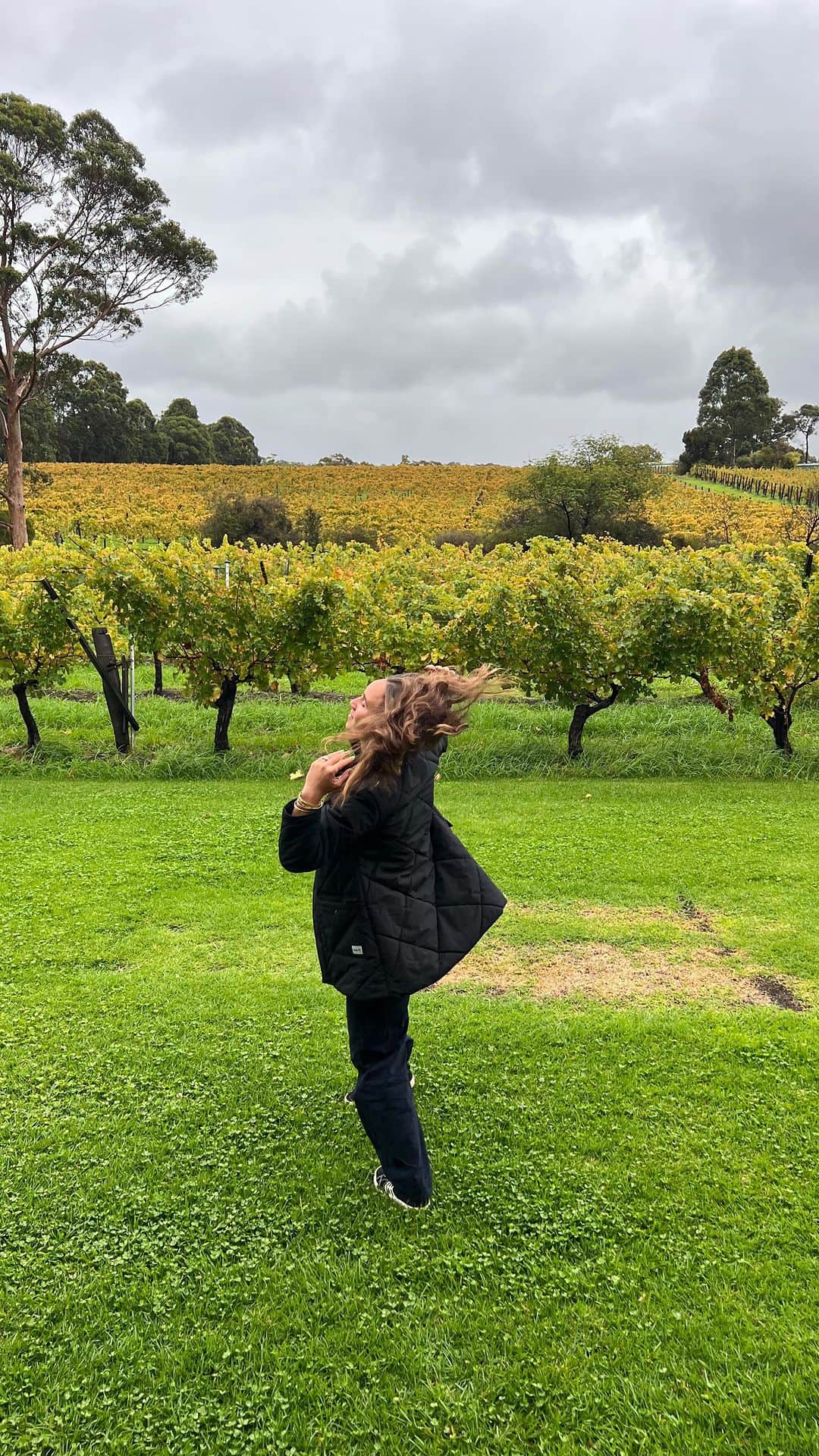 カリッサ・ムーアのインスタグラム：「Mahalo @cullenwines @westernaustralia @wsl for the beautiful lunch and wine tasting today 🥰🙏🏼 #westisbest」
