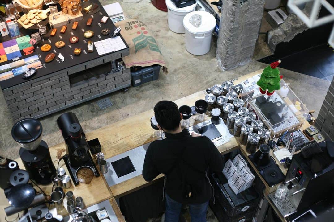 職人.comさんのインスタグラム写真 - (職人.comInstagram)「【済州島の名物・トンベコギ】  今年1月に旅した韓国の済州島。住宅街の中にある「Coffee Finder」という素敵なカフェの店員さんが、地元民に人気のお店を、済州島の名物と共に紹介してくれました。  「トンベコギ」は、にんにく、生姜などの薬味と一緒にじっくり茹でた豚肉をまな板の上で厚切りにし、キムチやサムジャン、葉野菜などと一緒に包んで食べる郷土料理で、同じ韓国の豚肉料理であるポッサムに似ています。済州島の方言で、「トンベ」は「まな板」、「コギ」は「肉」のこと。茹でた豚肉は肉厚でも意外にさっぱりしていて、いろいろな薬味や野菜と組み合わせて、何通りもの食べ方でおいしく味わうことができます。韓国では、済州島といえば豚肉が連想されるほど、済州島の黒豚は肉質が良く風味豊かで甘みがあるそう。そして、もう一つ教えてもらった、豚骨スープに済州島の特産品である海草のホンダワラを入れた「モムクッ」というスープも濃厚で深みがあって絶品でした。  済州島へは直行便があり、2～3時間で着く、日本から一番近い海外リゾートとしても人気です。2007年には、火山島と溶岩洞窟群が韓国初のユネスコ世界自然遺産に登録されました。豊かで美しい自然以外にも、済州市中心部には済州島のクラフトビールを楽しめるパブや、毎日でも行きたいほどおいしいパン屋さん、お洒落なカフェなどがあり、短い期間であってもたくさんの思い出を作れる場所です。次の旅行先はどこにしようかなと迷われている方がいらっしゃいましたら、済州島も検討してみてはいかがでしょうか？  호근동（トンベコギ） https://goo.gl/maps/TapjyLKdGUt3FStk9 Coffee Finder（コーヒー） https://goo.gl/maps/hT8uhxJ4iD9EQs1SA Bluebird by Magpie（クラフトビール） https://goo.gl/maps/xNnagdJStCHFAhBW8 Paris Baguette（パン） https://www.google.co.jp/maps/search/Paris+Baguette/@33.4973747,126.46612,13z/data=!3m1!4b1  参考資料 https://www.youtube.com/watch?v=htwqaaJX118 http://www.lampcook.com/food_story/seasonfood_sub_story_view.php?idx_no=5-11 https://www2.jhc.jp/contents/others/women/cju/basic/food/porc.php  @shokunincom  #職人ドットコム #済州市 #済州島 #済州島グルメ #済州島旅行 #済州島カフェ #済州島観光 #済州島名物 #トンベコギ #CoffeeFinder #BluebirdbyMagpie #magpiebrewing #magpiebrewery #magpiejeju #koreancraftbeer #ParisBaguette #ホンダワラ #モムクッ #aboutcoffee #済州市名物 #済州市カフェ #済州市グルメ #済州市内 #チェジュ #チェジュ島 #チェジュ市 #チェジュ島旅行 #チェジュ島グルメ #チェジュ島カフェ #パリバゲット」4月25日 16時16分 - shokunincom