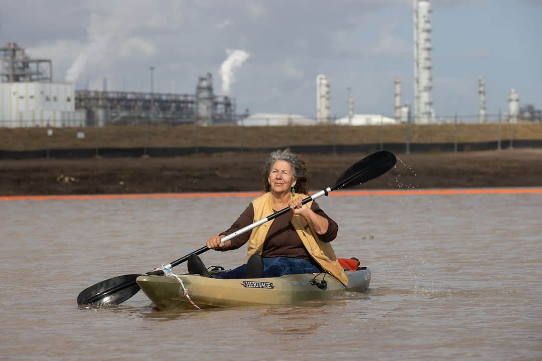 ジェーン・フォンダのインスタグラム：「Diane Wilson and I have a lot in common. We’re both women, activists, mothers, people “of a certain age,” and we both believe that our planet is worth fighting for.  That’s why I’m so happy to share that my friend Diane has won the 2023 @goldmanprize for North America.  In December 2019, Texas fisherwoman Diane Wilson won a landmark case against Formosa Plastics, one of the world’s largest petrochemical companies, for the illegal dumping of toxic plastic waste on Texas’ Gulf Coast.   The $50 million settlement is the largest award in a citizen suit against an industrial polluter in the history of the US Clean Water Act. As a part of the settlement, Formosa Plastics agreed to reach “zero-discharge” of plastic waste from its Point Comfort factory, pay penalties until discharges cease, and fund remediation of affected local wetlands, beaches, and waterways.  Thank you, Diane, for speaking up for our environment and our communities.  I hope you’ll join me in learning more about Diane by visiting goldmanprize.org/diane.  @goldmanprize #GoldmanPrize #GoldmanPrize2023」