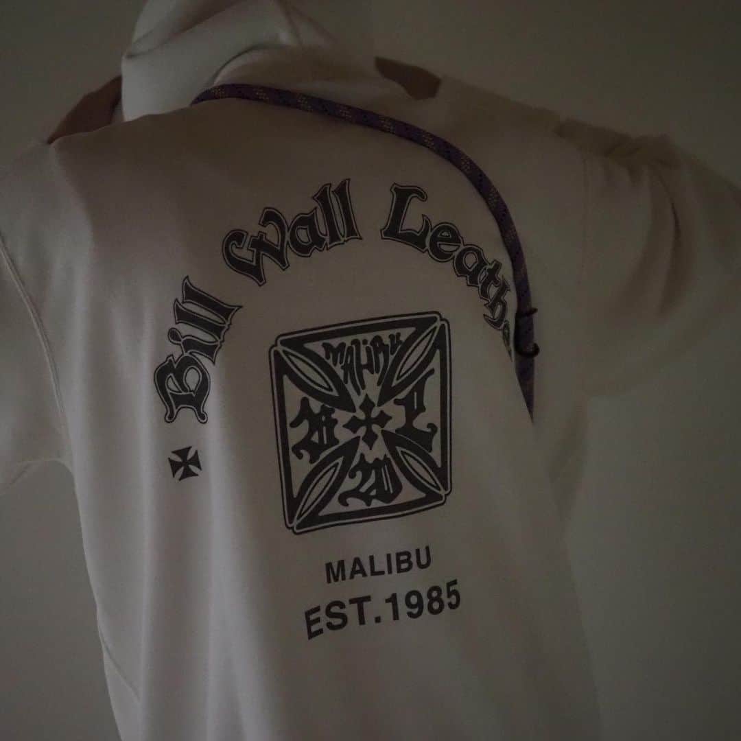 Bill Wall Leather × BEAMSさんのインスタグラム写真 - (Bill Wall Leather × BEAMSInstagram)「【Special Collaboration】BRING × Bill Wall Leather 4.28（Fri）Release   Special order wear of〈Bill Wall Leather〉using the body of〈BRING〉, which “makes new clothes from old clothes,” will be released on April 28th (Fri)！   〈BRING〉is a brand that actualizes countless circulation, or circulation economy in society, by collecting unwanted clothes and recycling them into raw materials for clothes using the company factory’s unique technology. This release includes crew neck sweatshirts, hoodies, and joggers using fabrics originally developed by〈BRING〉called DRYCOTTONY Sweat, which features UV protection and quick-drying functions. They feature a powerful brand logo design, a soft feel unique to this fabric, and quick drying. These special items can be worn on many occasions, such as in various activities or going out.   Starting April 28th (Fri), they will be sold on the Beams Official Online Shop and ZOZOTOWN.   ＿＿＿＿＿＿＿＿＿＿   BRING™️ × Bill Wall Leather 4.28（金）発売   「服から服をつくる®︎」〈BRING™️〉のボディを使用した〈Bill Wall Leather〉の別注ウエアが4月28日（金）に登場します！ 〈BRING™️〉は、使わなくなった服の回収を行い、自社工場の独自の技術で服をリサイクル再生し、何度も循環させるサーキュラーエコノミーを社会に実装しているブランドです。 今回、〈BRING〉が独自に開発した『DRYCOTTONY Sweat』と呼ばれる、UVカット・乾きやすさ等の機能を備えた生地を使用したクルーネックスエット、フーディー、ジョガーパンツをリリース。力強いブランドロゴデザインに加え、この生地ならではの柔らかな肌触りはもちろん、その乾きやすさにより、アクティビティからタウンユースまで幅広く着られるスペシャルアイテムです。   4月28日（金）よりビームス公式オンラインショップ、ZOZOTOWNにて発売します。  @bring_org @billwallleather_beams @beams_official #bring  #drycottonysweat #billwallleather #beams」4月25日 16時11分 - billwallleather_beams