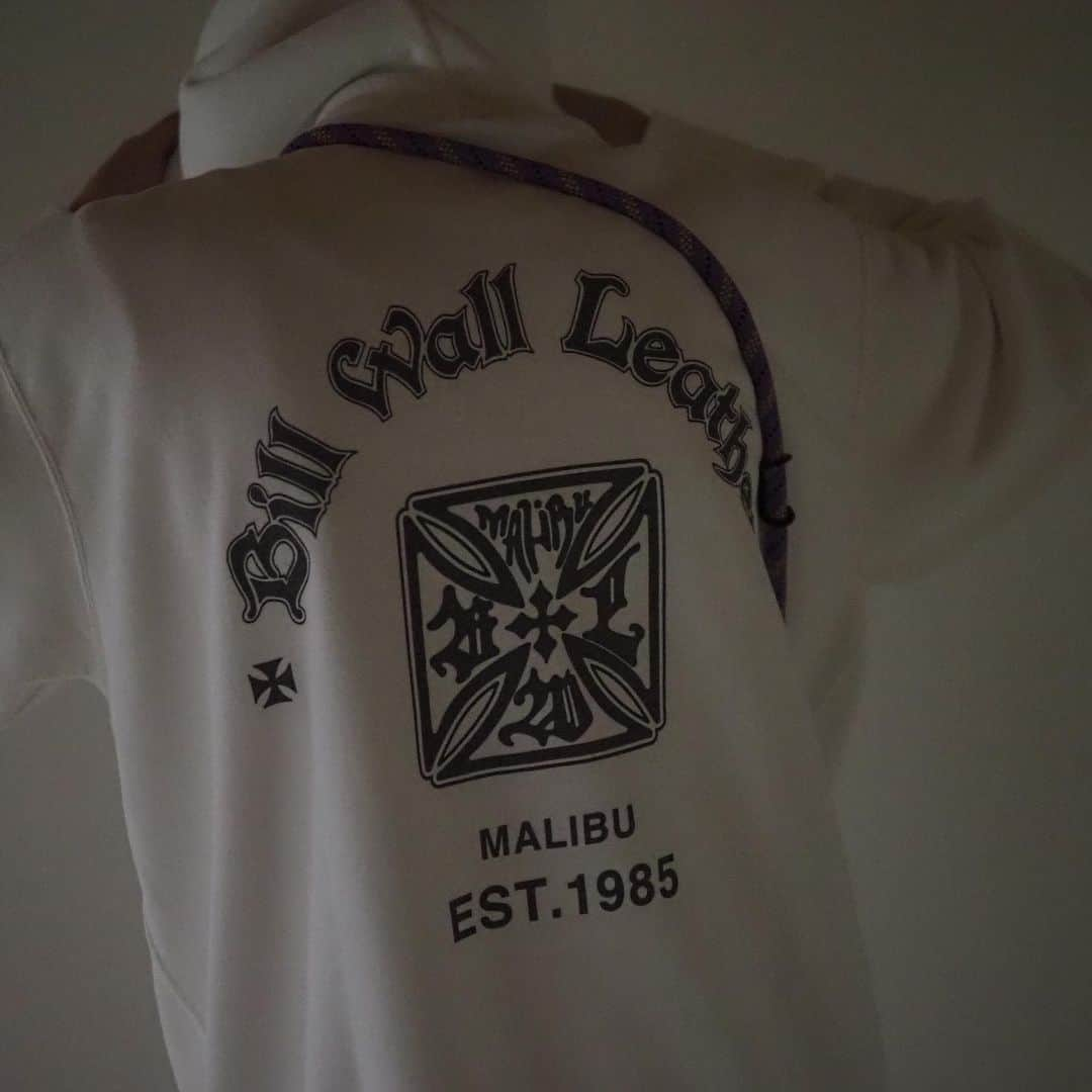 Bill Wall Leather × BEAMSのインスタグラム：「【Special Collaboration】BRING × Bill Wall Leather 4.28（Fri）Release   Special order wear of〈Bill Wall Leather〉using the body of〈BRING〉, which “makes new clothes from old clothes,” will be released on April 28th (Fri)！   〈BRING〉is a brand that actualizes countless circulation, or circulation economy in society, by collecting unwanted clothes and recycling them into raw materials for clothes using the company factory’s unique technology. This release includes crew neck sweatshirts, hoodies, and joggers using fabrics originally developed by〈BRING〉called DRYCOTTONY Sweat, which features UV protection and quick-drying functions. They feature a powerful brand logo design, a soft feel unique to this fabric, and quick drying. These special items can be worn on many occasions, such as in various activities or going out.   Starting April 28th (Fri), they will be sold on the Beams Official Online Shop and ZOZOTOWN.   ＿＿＿＿＿＿＿＿＿＿   BRING™️ × Bill Wall Leather 4.28（金）発売   「服から服をつくる®︎」〈BRING™️〉のボディを使用した〈Bill Wall Leather〉の別注ウエアが4月28日（金）に登場します！ 〈BRING™️〉は、使わなくなった服の回収を行い、自社工場の独自の技術で服をリサイクル再生し、何度も循環させるサーキュラーエコノミーを社会に実装しているブランドです。 今回、〈BRING〉が独自に開発した『DRYCOTTONY Sweat』と呼ばれる、UVカット・乾きやすさ等の機能を備えた生地を使用したクルーネックスエット、フーディー、ジョガーパンツをリリース。力強いブランドロゴデザインに加え、この生地ならではの柔らかな肌触りはもちろん、その乾きやすさにより、アクティビティからタウンユースまで幅広く着られるスペシャルアイテムです。   4月28日（金）よりビームス公式オンラインショップ、ZOZOTOWNにて発売します。  @bring_org @billwallleather_beams @beams_official #bring  #drycottonysweat #billwallleather #beams」