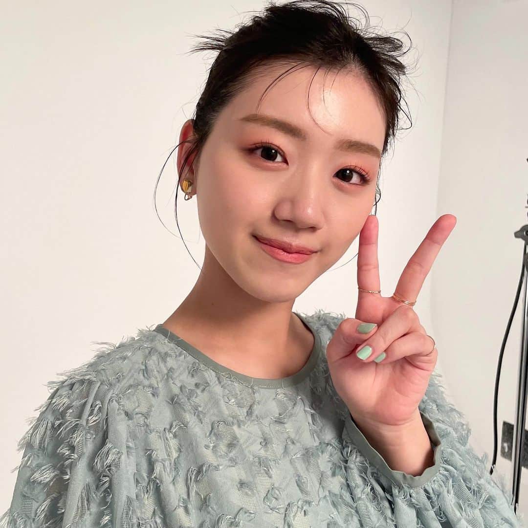 のインスタグラム：「今日はにこにこ美玲のオフショを🍞☺️✨  メイク苦手パーツとしてよくあげられるのが「眉」！顔印象を左右するパーツだからマスターしたいけれど、個人差がありすぎて理想の形に仕上げるのが難しいのも事実😔💭！  ノンノ6月号「ピュア美人眉」企画では、似合う形から、細かい描き方までを徹底ナビ💪🏻🤍 美玲も撮影中「こう描くとうまくいくんですね😳」と発見があったもよう💭🌸✨  眉メイクにニガテ意識がある子は、ぜひチェックしてね🏃🌼  【着用アイテム】 ワンピース：#レイビームス #raybeams  #佐々木美玲 #みーぱん #眉メイク #美人眉 #平行眉  #ノンノ #nonno #nonno_magazine」