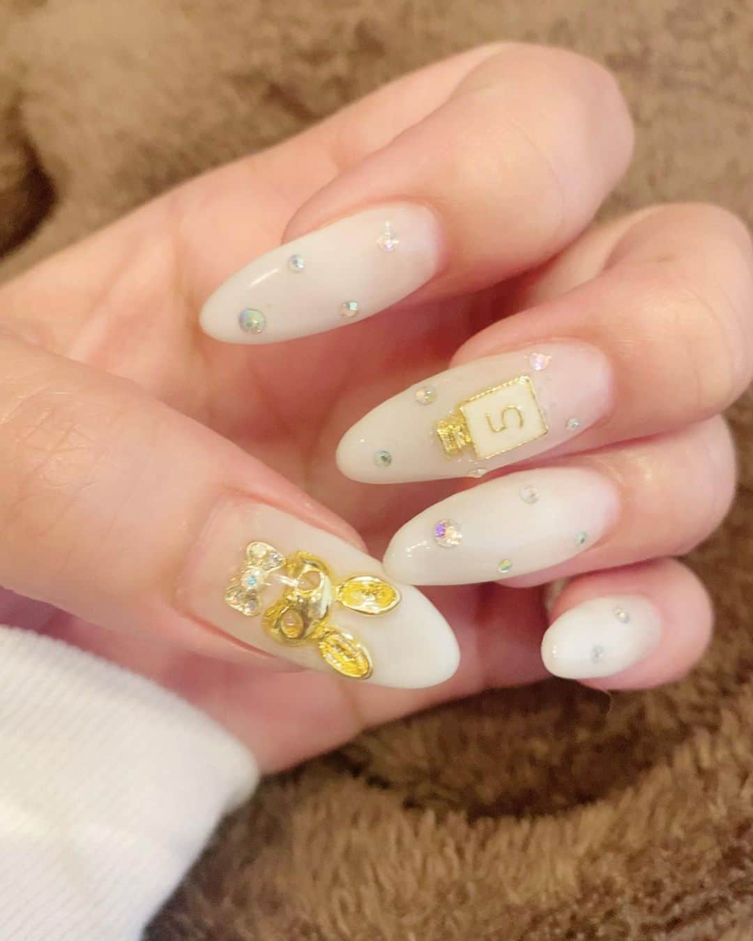 アレサ・ネスミスのインスタグラム：「NEW💅🐰💎」