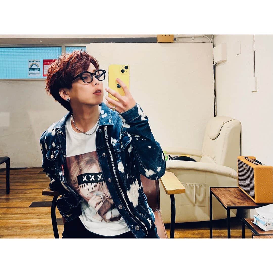 YUUKIのインスタグラム：「. たまには自分の写真もね🤳🏻🤳🏻🤳🏻 今日はライブ鑑賞にいくんだが みんなはなにするのー？ . 今日は22時から王様に捧ぐ薬指だよ👰🏻‍♀️ みんなでリアタイしよーう📺 . #selfy #godselectionxxx #dsquared2 #NSH #takeiteasy」