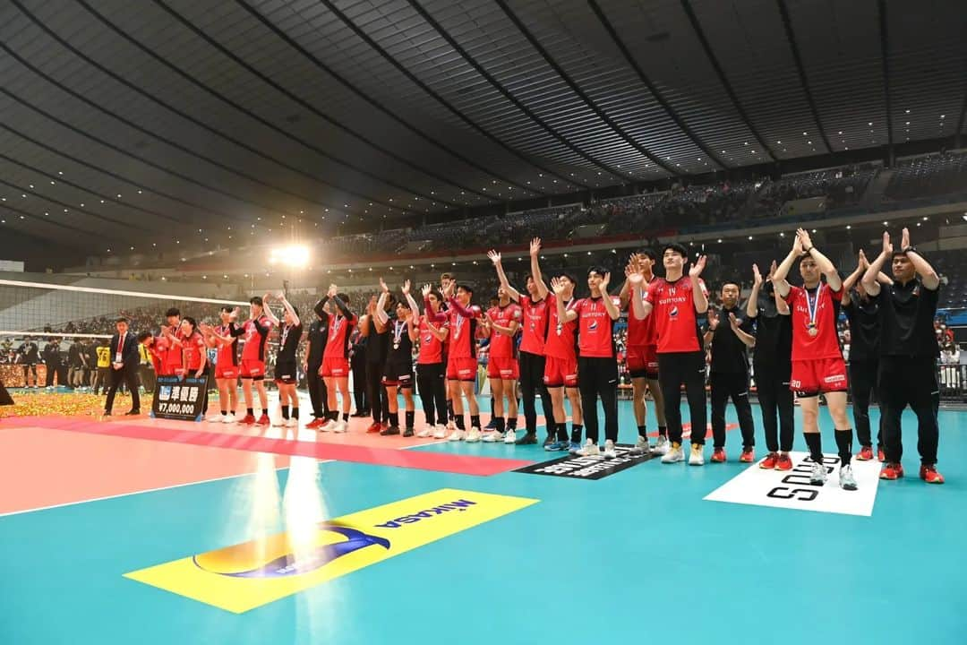 小野遥輝のインスタグラム：「. 2022/23 V.LEAGUE DIVISION1 MEN . 準優勝🥈 . 悔しい結果となりました。 目標の3連覇を達成することはできませんでしたが、今リーグはチームみんなで戦い抜いてファイナルの代々木の舞台に立つことができ、本当に嬉しく思っています！ 僕にとっては最後の試合、悔しい結果で引退することになりましたが、ここまで連れてきてもらったサンバーズのみんなには本当に感謝しています！ . 今リーグもたくさんの応援ありがとうございました！ そして5年間私を応援してくださりありがとうございました！！ . 栗さん12年間本当にお疲れ様でした！！ そしてこれからもよろしくお願いします！！」