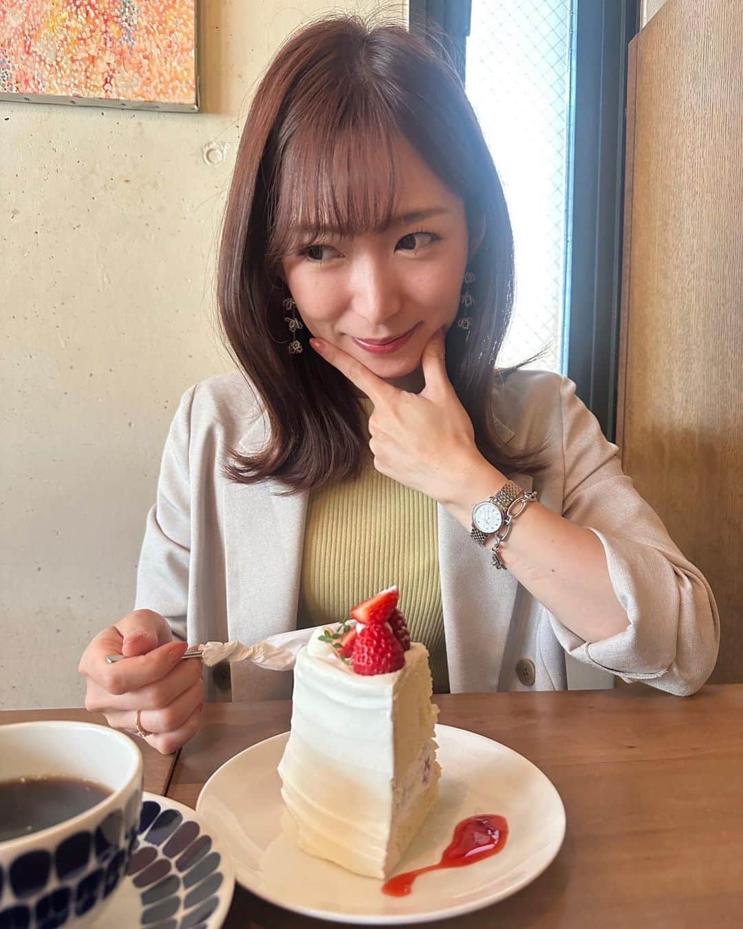 速水里彩のインスタグラム：「.  お店に入るまではコーヒーだけって 決めてたのに不思議だな🤔？  #ちゃっかりケーキ #気付いたら頼んでた #☕️ #🍓 #🍰」