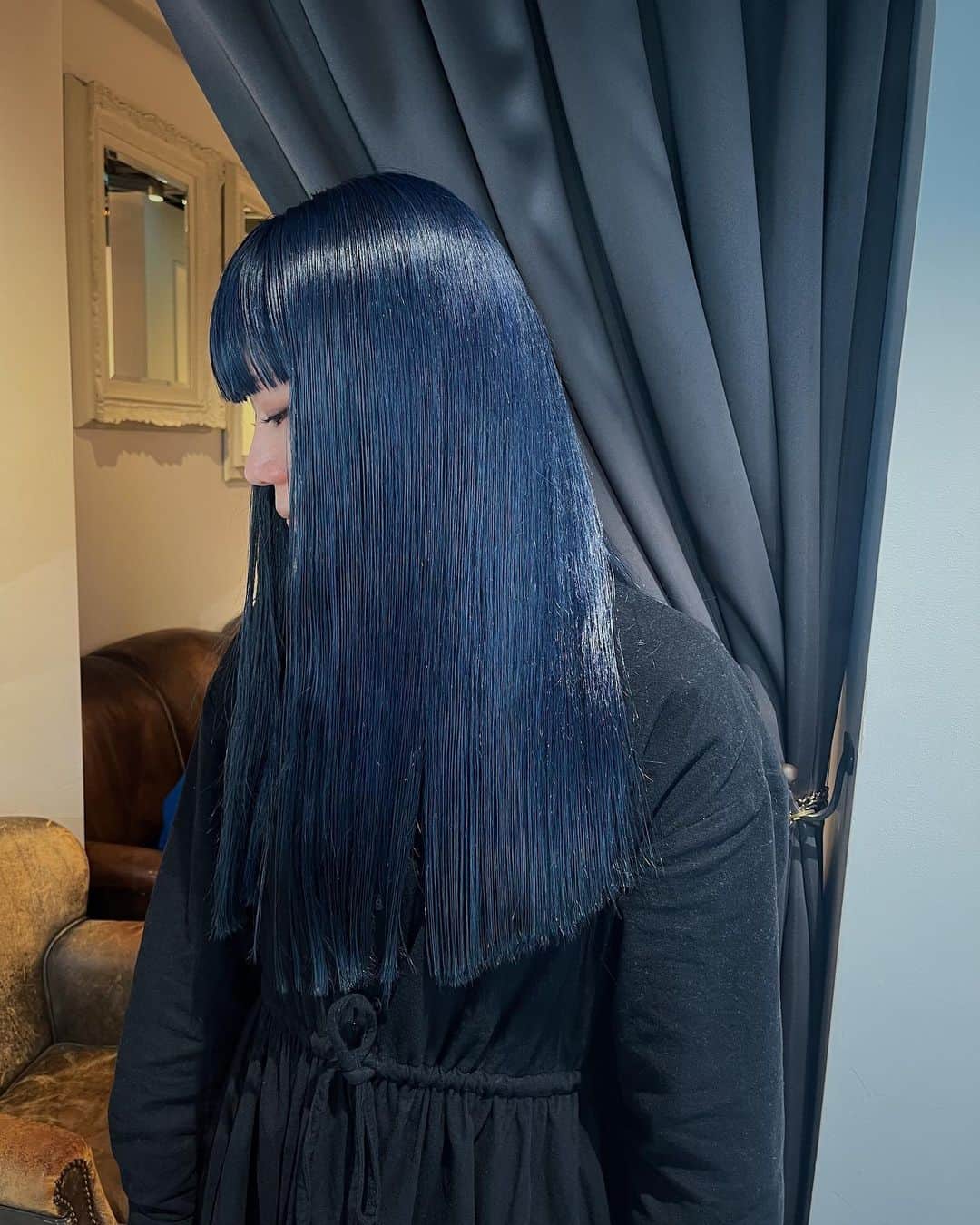 佐々木香奈のインスタグラム：「dark navy...  cut ¥6000 cut&color ¥13200〜 cut&w color ¥19800〜 cut&highlight color ¥20900〜 cut&purm ¥13200〜 cut&digitalperm ¥17600〜 cut&straight perm ¥22000〜 cut &straight treatment ¥19800〜  ☝︎レングスやデザインによって 追加料金あり  weekday  10:00-16:00 sat.sunday  10:00-17:00」