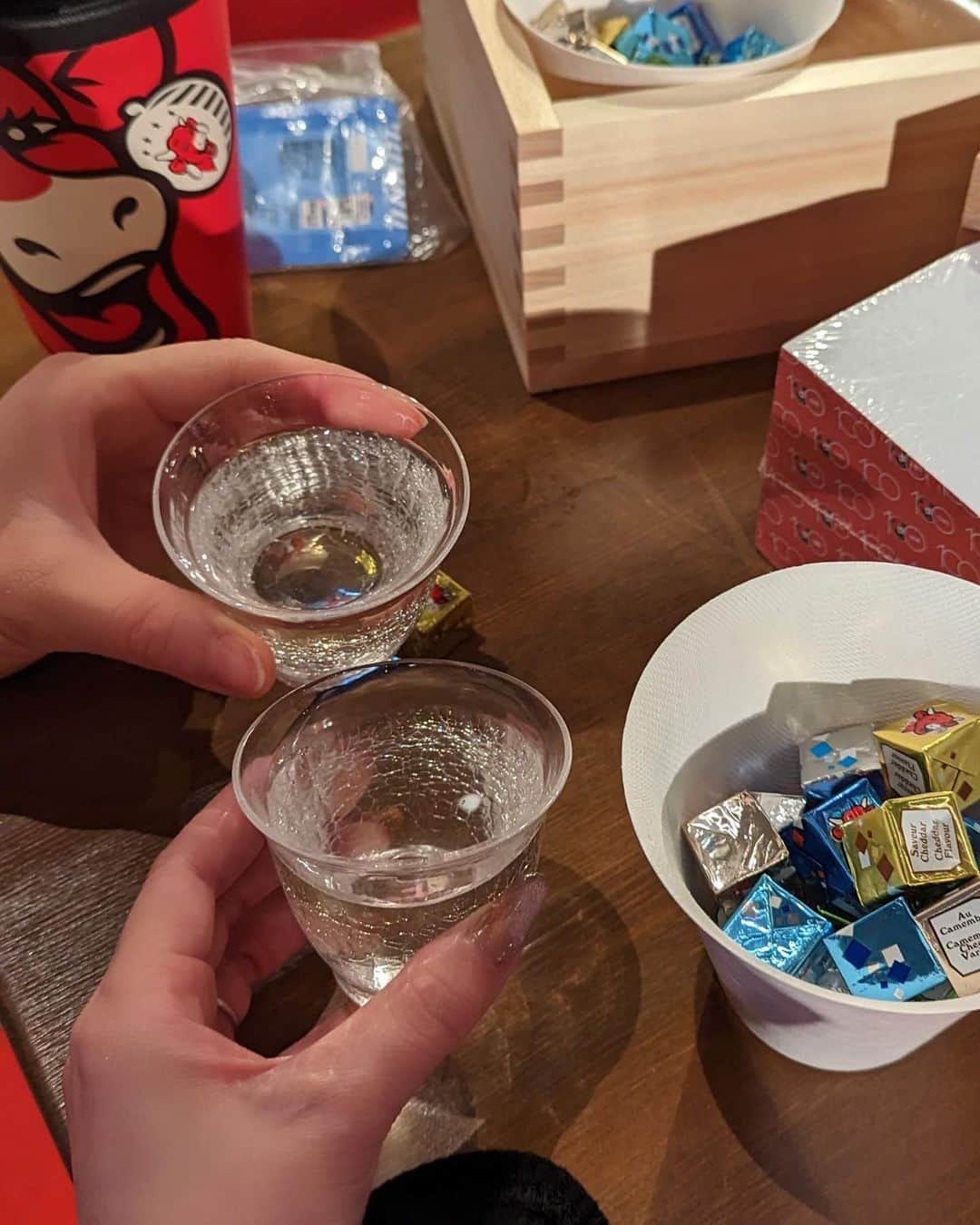 野田華子さんのインスタグラム写真 - (野田華子Instagram)「六本木ヒルズで開催されている日本最大級の日本酒イベント「CRAFT SAKE WEEK 2023 at ROPPONGI HILLS」🍶  いやぁ・・・幸せな空間だった・・・笑(しみじみ) @12maripika31 お付き合いありがとう🍶♡  日本酒とフードのブースがあるんだけど、私の大好きな #ベルキューブ さんのブースも🧀  会場内は全て専用のコインでお会計するんだけど、 ベルキューブはコイン4枚で8種類のフレーバー ランダム24個と 専用の巨大枡、ベルキューブシートレンタル！ という太っ腹ブースでした🧀 (巨大枡を持って歩いてたら、それどこのですか？！ってすごく聞かれた🤣笑)  来年も絶対行こっと🥺  #cswベルキューブ  #酒フェス #CRAFTSAKEWEEK  #craftsake」4月25日 16時32分 - noda.hanako