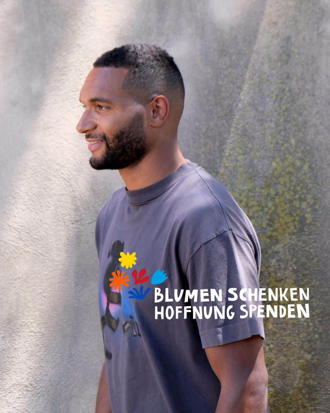 ヨナタン・ターのインスタグラム：「Blumen schenken - Hoffnung spenden   Gemeinsam mit dem @kitz_hd möchte ich weiterhin Familien und Kinder im Kampf gegen den Krebs unterstützen.  Ab sofort und bis zum 20. Mai kannst Du durch deinen Einkauf bei teilnehmenden Floristinnen und Floristen Blumen und Pflanzen mit dem KiTZ-Etikett kaufen und so die Kampagne unterstützen. In meiner Bio findet ihr den Link mit allen teilnehmenden Geschäften.  Falls Ihr Euch als Händler noch nicht registriert habt, dann nutzt jetzt noch die Gelegenheit und registriert euch!  Hilf mit 💪🏾  #füreineKindheitohneKrebs」