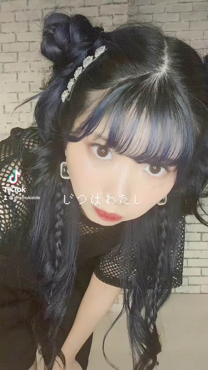アリスムカイデのインスタグラム：「dearis/M 2023 Summer Collection 販売スタートまであと３日🐇🖤  バンT×メッシュTはいかがですか？  @dearis.official #dearis #dearism  #ブラックコーデ #ootd  #邦ロック #フェスあるある  好きなバンドのグッズダサくても着たい」