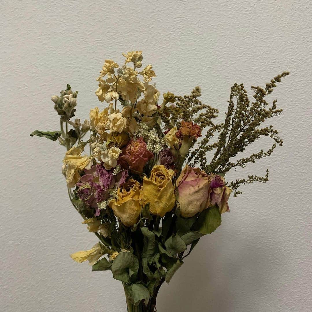 アーキ ホームライフさんのインスタグラム写真 - (アーキ ホームライフInstagram)「こんにちは福知山店の板井です！  みなさんはお花をもらって枯れるのが悲しいなと思う時はありませんか？？そんな時はドライフラワーにするのがオススメです💐  お花を紐で縛り、風通しが良く直接日の当たらないところで約1週間〜2週間ほど吊るすとドライフラワーの完成です！！ できるだけ買ってすぐの状態で、逆さに向けて吊るすのがポイントです✨  インテリアのアクセントにもなってとても可愛いですよ😊💖 私はいろんな種類のお花をまとめて花瓶に入れて飾っています！  簡単にできるのでぜひみなさんもお試しください🌼  #アーキホームライフ#アーキホーム#アーキホームライフアフター#インテリア#ドライフラワー」4月25日 16時35分 - archihomelife_after