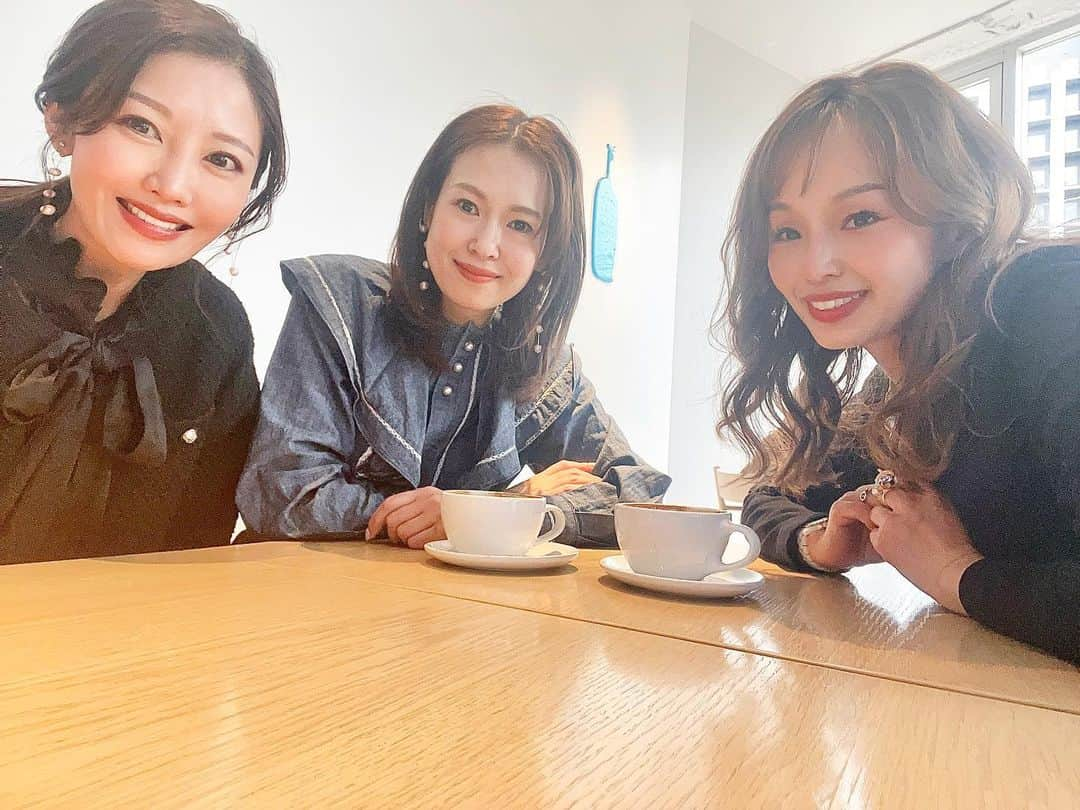 Okada Reinaのインスタグラム：「𝐋𝐮𝐧𝐜𝐡 𝐭𝐢𝐦𝐞🍽️ @neige_ayu ＆ @ka_921   Popupじゃゆっくりは喋れないのでゆっくりランチ😍 とはいえ一年生が帰ってくるので幼稚園と同じくらいに帰らなければならなくって結局時間が足りないーー🥹💦  子供の話からいろんな話まで😂 今日はさらにP's firstのワンコに癒されて🥹💓(抱っこさせてもらっちゃって連れ帰るところだった…) ３枚め…カバンに入っちゃう小ささ😭😭  雨だけど☔️充実な1日でした🤭💓  #lunch #pet #bluebottlecoffee #梅田ランチ」