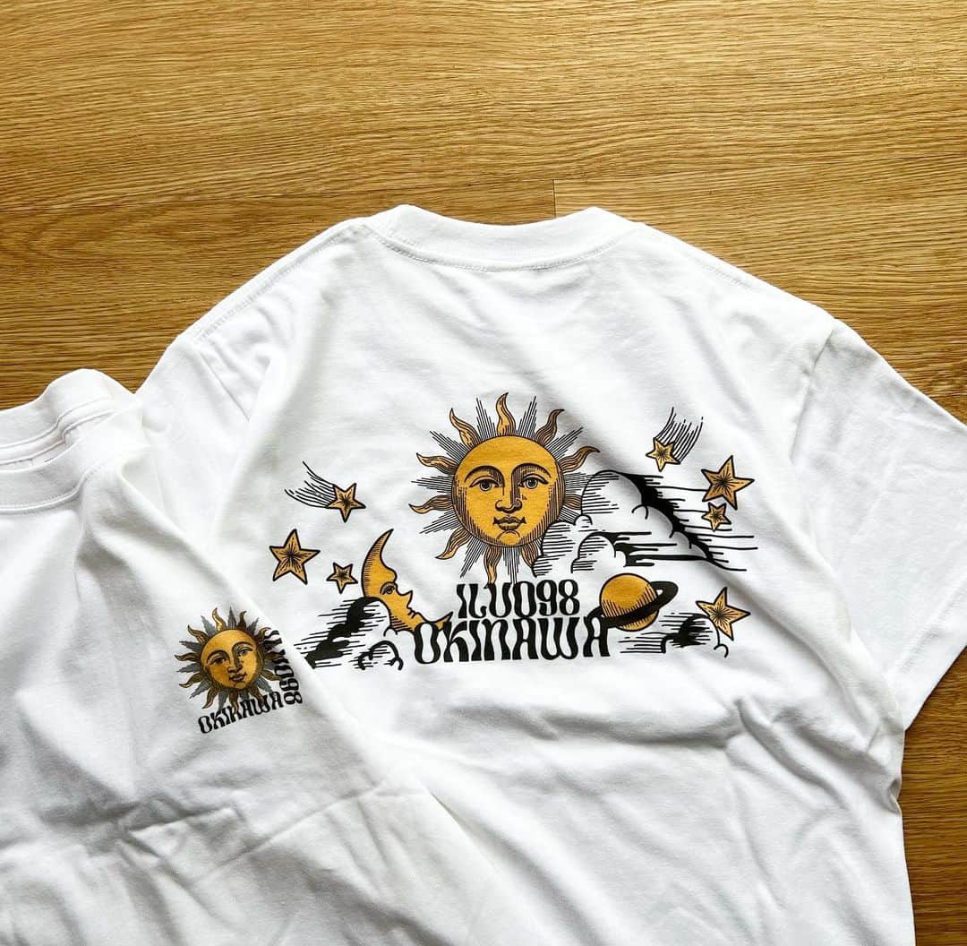 original brand 【ilu098】さんのインスタグラム写真 - (original brand 【ilu098】Instagram)「最新作Tシャツ 「月と太陽」が誕生です。 Size S M L XL Designed @airi_ilu   《販売》　 店舗: 4/26(水)11時~ Web: 4/26(水)19時~  ひと足早く、気持ちはGWへ突入！ 明日からどどっと！ 新作Tシャツの販売ラッシュが始まります。  #ilu098 #半袖tシャツ #白t  #沖縄ファッション #月と太陽」4月25日 16時37分 - ilu098
