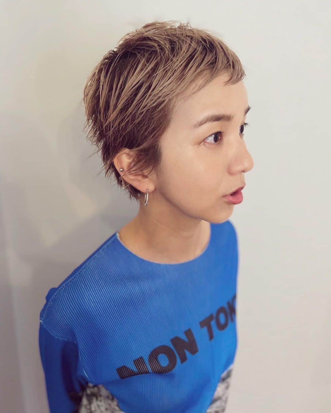 森彩乃さんのインスタグラム写真 - (森彩乃Instagram)「そんなわけで、お気に入りのベリーショートにしてくれたのは、いつもQaijffのヘアメイクをお願いしている越野由祐 @yaanyoyo ❤️‍🔥 👶🏻と2人で東京から愛知まで来てくれた。高校時代からの最高の友人。感謝しかないよ！本当にありがとう！！！  4/1東京ワンマンの直前に染めたカラーがいいかんじに変化しつつ残ってたのも良かった〜👩‍🎤(@mio_nishida さんありがとうございます🫶)  そして脱毛後のウィッグもすでに用意してあるので、私の頭になじむようにオシャレにカットしてもらったのだっ✂︎🔥  たくさんの人にパワーもらって、私のエネルギーは毎日むくむくと大きくなっているよ！！！ありがとう🤝」4月25日 16時51分 - moriayano1119