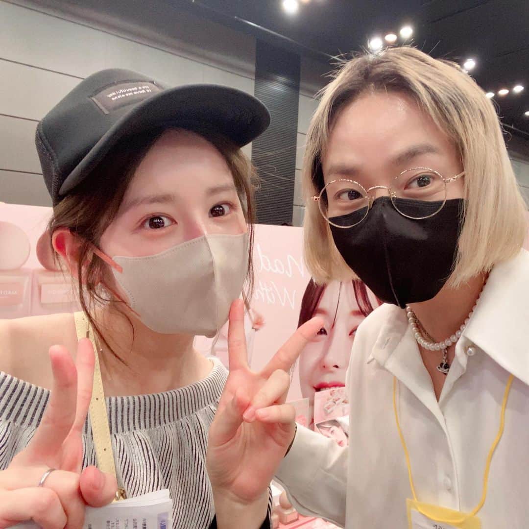 のインスタグラム：「. 今回で10年目を迎えるロフトのコスメフェスティバル2023SS-2nd-へ行ってきました🌸 . 全国のロフトとネットストアでの展開に合わせて、あらゆる商品が集まるPR展示会ですっ！ . 各メーカーさんのブースで直接お話が聞ける機会なので楽しみにしていました✨ . 100ブース近くあったのかな…？！ . 毎回どんどん盛り上がりが増していく！ .. . 今回は韓国コスメを中心に回りました💃！ . ✔️BBIA @bbia.japan  ✔️LAKA @laka.official ✔️WONJUNGYO @wonjungyo_official_jp ✔️COSRX @cosrx_jp ✔️MADPEACH @madpeach_official_jp . . . マッドピーチのブースにね、、、ハムギョンシク先生がいたんですよ！！！韓国の有名なメイクアップアーティストさんなのですけどね！ . ふつうにブースに立ってたから、ぉおおおおお(°_°)ってなって。 . 「写真撮ってください！！！」って言ったら自撮りで撮ってくれて神対応🥲👏💓 . スパチュラ使っておててにマッドピーチのプライマーからファンデまでを施してくださったり！ . めちゃちゃ近くでプロの手捌き見れて感激😭✨ . 緊張して一生分の手汗かいた。笑 . ハムギョンシク先生が前にコラボしてたコンシーラーも使ってます！って伝えたくて写真見せたつもりだったんだけど、あとで自分の携帯見返したら違う商品見せてた🫠 . 時を戻したい。とりあえず発見してからずっとテンパリ続けてたからいったん落ち着いてから話しかけたい🫠笑 . でもずっと優しい笑顔で癒されました💓 . とりあえずロフトでマッドピーチ買い揃えてきます🍑🍑🍑！ . ピカソスパチュラもゲットして神ベースメイクするんだ！！！ . . . 全国のロフト店舗さん、オンラインショップではあらゆるメーカーさんのベストコスメがわかりやすくポップになっていると思うので、ぜひ見てみてくださいっ！ . . . #ロフト展示会 #ロフトのコスフェス #PR」