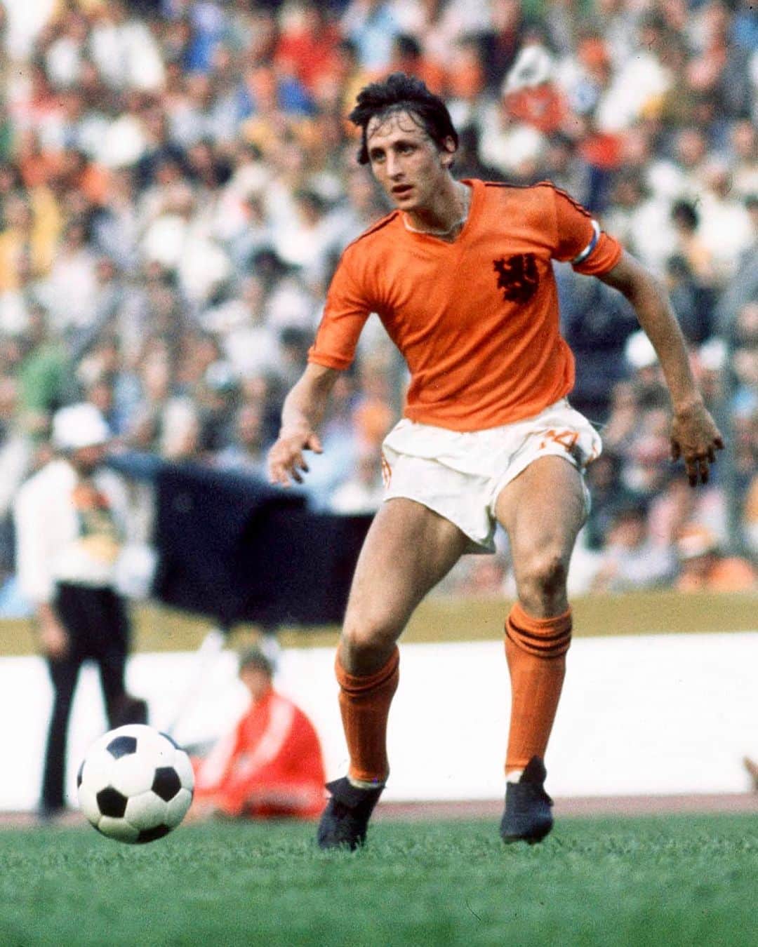 ヨハン・クライフのインスタグラム：「We think about you Johan. Especially today. 🧡  76 years ago the world met @johancruyff. 1️⃣4️⃣  #NothingLikeOranje #CruyffLegacy」