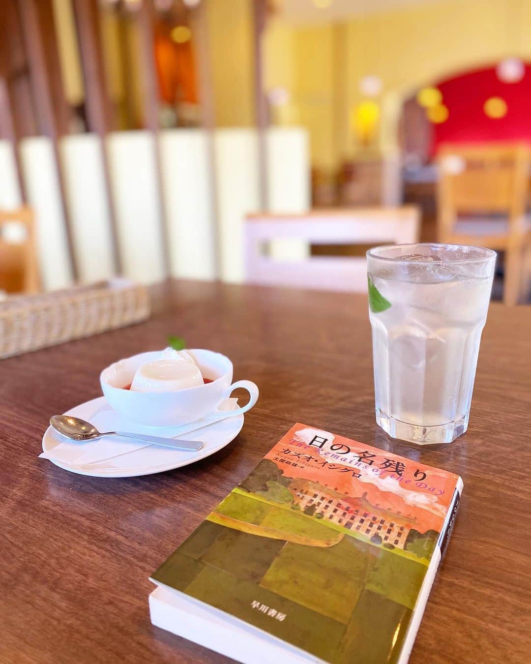 ベルのインスタグラム：「. ずっと読んで欲しいと言われていた夫の愛読書、『日の名残り』を読み始めました。  すでになんとも言えない(褒め言葉)気持ちになってます…  🍴 いたりあ食房 アルコバレーノ インターパーク店  ランチセットでピザかパスタを選べる時どちらにしますか？  私はパスタ派なんだけど、石窯で焼いているというピザが人気のようだったのでマルゲリータを頼みました。(初めて行くお店のピザはマルゲリータと決めている)  結果大正解！薄焼きで香ばしく、でもボリュームもあって美味しかったです。  空いていたので、パンナコッタとハチミツレモンで食後の束の間読書タイムを過ごしました。  今回は用事ついでだったのですが、2名さまセットも気になるので次は家族で来よう。  #宇都宮 #イタリアン #カフェ読書 #bookstagram」