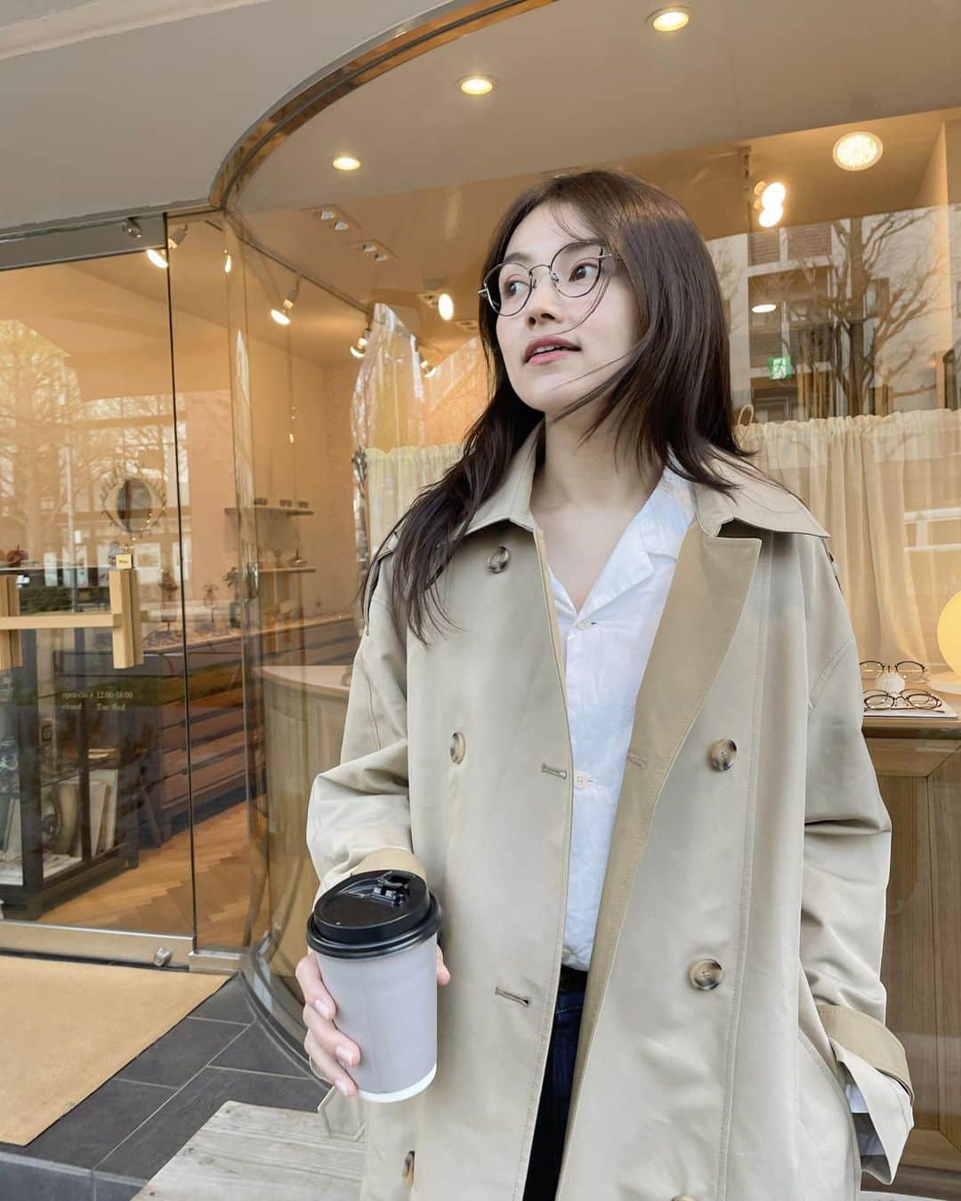 高原愛のインスタグラム：「新しいメガネとレイヤーヘア👩🏻‍🦰🫶🌿💕 華奢なフレームの眼鏡が可愛いなぁ😙✨  #eyewear#eyewearstyle#trad#traditional#french#lady#fashion#zara#zarawoman#tokyo#tokyofashion#beauty#hair#hairstyles#めがね#めがね女子#トレンチコート#トレンチコートコーデ#レイヤーヘア#美容#💕」