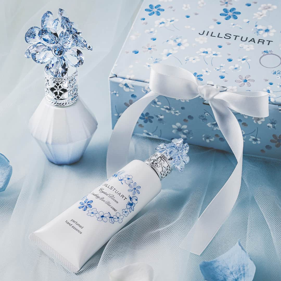 JILLSTUART BEAUTYのインスタグラム：「JILL STUART Something Pure Blue Limited items 〜My Dearest Blue Ring〜 4月28日(金)より発売 《予約受付中》  ■サムシングピュアブルー セント  　パフュームド ヘアミスト 幸福感漂う爽やかな甘さと、純潔で清潔感のある香り。 幸せな気分がずっと続くヘアミスト。  ■サムシングピュアブルー セント  　パフュームド ハンド エッセンス サムシングブルーブーケの香りが、使うたびに手肌全体に広がり、花束を持っているような幸せな気持ちへ誘います。  ※公式オンラインショップでは予約完売している場合がございます。 4月28日(金)の発売をお待ちください。  #jillstuart #jillstuartbeauty #ジルスチュアート #サムシングブルー #サムシングピュアブルー #花嫁 #花嫁メイク #ウェディング #ギフト #ヘアミスト #ハンドエッセンス」