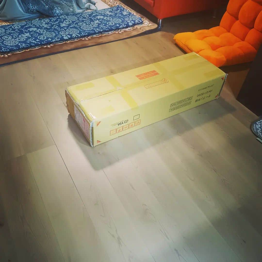 松本隆博のインスタグラム：「。⁡ ⁡かれこれ届いて2週間の⁡ ⁡この本棚……ですが、、 ⁡ ⁡組み立てる時間がない💦⁡ ⁡⁡ ⁡自分の時間がなく3週間⁡ ⁡が経とうとしています…⁡ ⁡⁡ ⁡還暦少年 松本隆博⁡ ⁡‪(´•ᴗ• ก )‬՞ ՞」