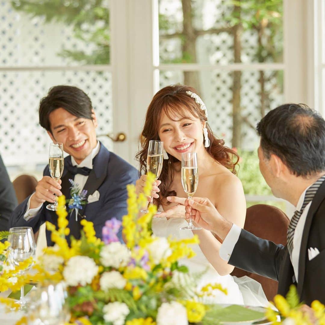 家族挙式さんのインスタグラム写真 - (家族挙式Instagram)「. 両家の仲を深める結婚式 おふたりの子ども時代の話や馴れ初めに 花が咲きそうですね！  今日までありがとうございました！ これからも宜しくお願いします♪ そんな声が聞こえてきそうな一枚です。 . -------------------- @kazoku_wedding をフォローして、 #家族挙式 でお写真を投稿してくださいね＊* ----------------------- . ❁テレビCM放映中 ▹▸ “家族挙式ベスト“なら 【挙式・衣裳・美容・写真】が含まれた プランが99,000円〜叶います＊ ▽予約はTOPのリンクから❁ >>> @kazoku_wedding  ------------------- #家族挙式 #ベストアニバーサリー #家族 #Family #家族婚 #bestanniversary #少人数婚#ウェディング #結婚式準備#結婚式 #フォトウェディング #プレ花嫁 #卒花#日本中のプレ花嫁さんと繋がりたい #花嫁#卒花嫁#国内挙式 #ウェディングドレス #プラコレ #DRESSY花嫁 #ウエディングアイデア #少人数結婚式 #会場コーディネート #装花 #会場装花 #会場装飾 #花嫁コーディネート #おしゃれ花嫁 #オリジナルウェディング」4月25日 16時52分 - kazoku_wedding