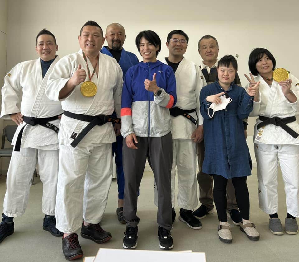 小路晃のインスタグラム：「【オリンピア】 ロンドン五輪や世界選手権で数々の金メダルを獲得された、松本薫さんがご来県され魚津市のちびっ子柔道戦士に、 激励のお言葉を頂きました‼️  松本薫さんの粋な計らいで、金メダルを首にかけらた子供たちはとても喜んでおりました。(オジさん達も)😅 子供たちの中から未来のオリンピアを目指す子が増えると嬉しいですね‼️🥋」