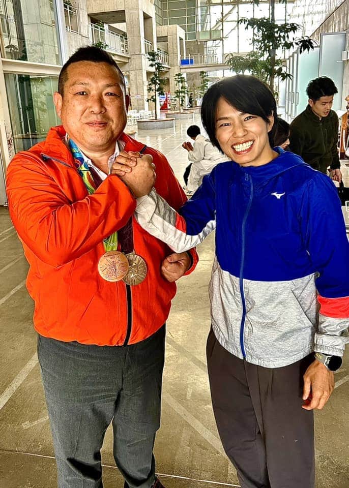 小路晃さんのインスタグラム写真 - (小路晃Instagram)「【オリンピア】 ロンドン五輪や世界選手権で数々の金メダルを獲得された、松本薫さんがご来県され魚津市のちびっ子柔道戦士に、 激励のお言葉を頂きました‼️  松本薫さんの粋な計らいで、金メダルを首にかけらた子供たちはとても喜んでおりました。(オジさん達も)😅 子供たちの中から未来のオリンピアを目指す子が増えると嬉しいですね‼️🥋」4月25日 16時54分 - shoji74