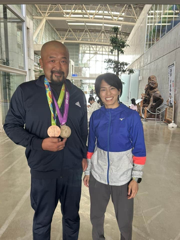 小路晃さんのインスタグラム写真 - (小路晃Instagram)「【オリンピア】 ロンドン五輪や世界選手権で数々の金メダルを獲得された、松本薫さんがご来県され魚津市のちびっ子柔道戦士に、 激励のお言葉を頂きました‼️  松本薫さんの粋な計らいで、金メダルを首にかけらた子供たちはとても喜んでおりました。(オジさん達も)😅 子供たちの中から未来のオリンピアを目指す子が増えると嬉しいですね‼️🥋」4月25日 16時54分 - shoji74