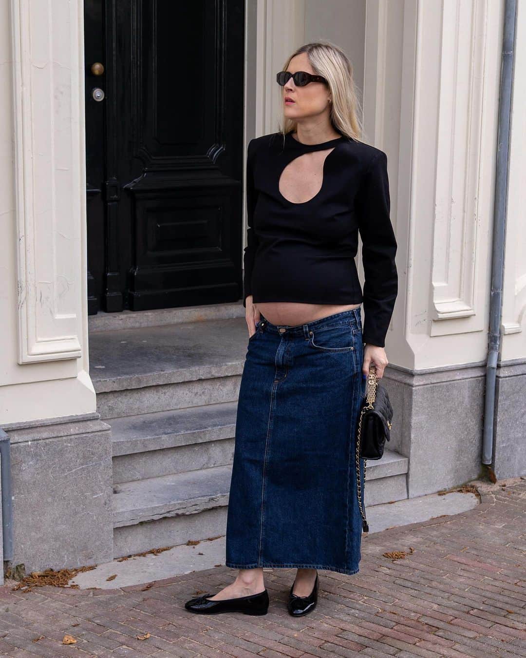 Linda Tolのインスタグラム：「Out for a Walk」