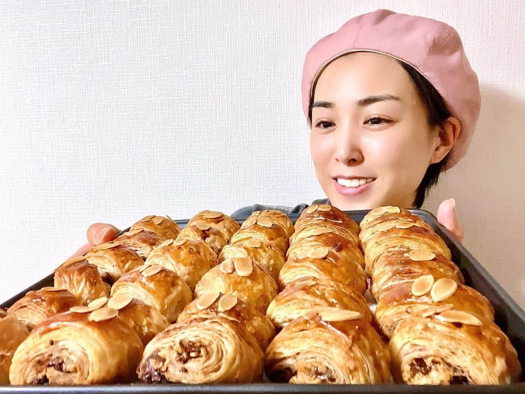 八代みなせのインスタグラム：「👩🏻‍🍳🥐 ⁡ ミニ ⁡・パンオショコラ(ココア折込) ・あずきクリームチーズ(抹茶折込)  今年のお土産は 夜中にふと 小麦粉を捏ねだした所から始まった #クロワッサン (#デニッシュパン ) 焼きました♪ お口に合っていましたら幸いです。 ⁡ 作業中は、ベレー帽が役に立ちました。 パン屋さんになった気分。 ⁡ #春和の社🐨 ~2023~ #八代みなせ  #minaseyashiro  #ファンミーティング  #お土産  #bakery  #croissant #🥐  #homemade」