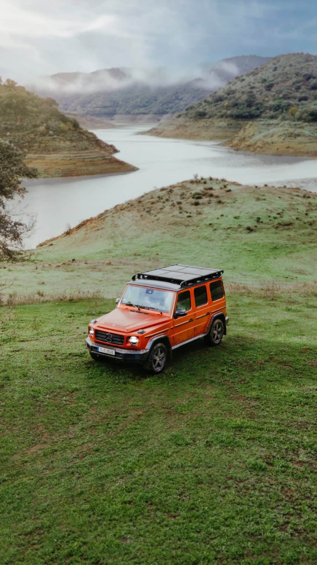 Mercedes-Benz Thailandのインスタグラム：「มองทุกความท้าทายที่เข้ามาให้เป็นการผจญภัย โดยไม่ต้องกลัวที่จะล้มเหลวไปกับ G-Class รถสายลุยสุดแกร่งที่พร้อมเปลี่ยนเส้นทางอุปสรรคให้กลายเป็นเส้นทางแห่งโอกาสได้อย่างแท้จริง!  *อุปกรณ์บางส่วนในภาพอาจแตกต่างจากที่จำหน่ายจริง โปรดตรวจสอบรายการอุปกรณ์ของรถยนต์แต่ละรุ่นที่ผู้จำหน่ายฯ อย่างเป็นทางการทั่วประเทศ​​  #StrongerThanTime #GClass #LegendaryRides #MercedesBenz #MercedesBenzThailand」