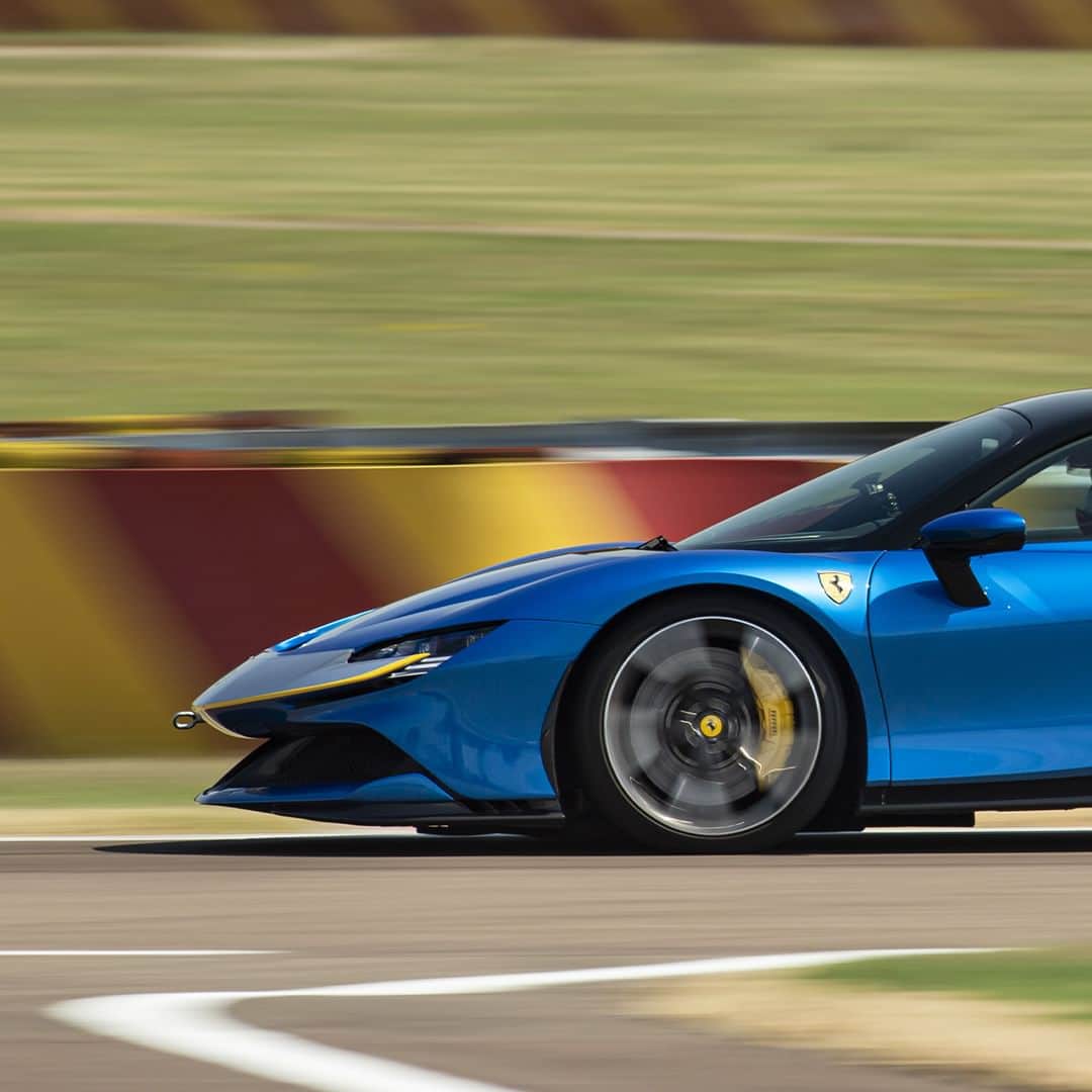フェラーリさんのインスタグラム写真 - (フェラーリInstagram)「What about fast and glorious? #FerrariSF90Stradale #AssettoFiorano #Ferrari」4月25日 17時03分 - ferrari