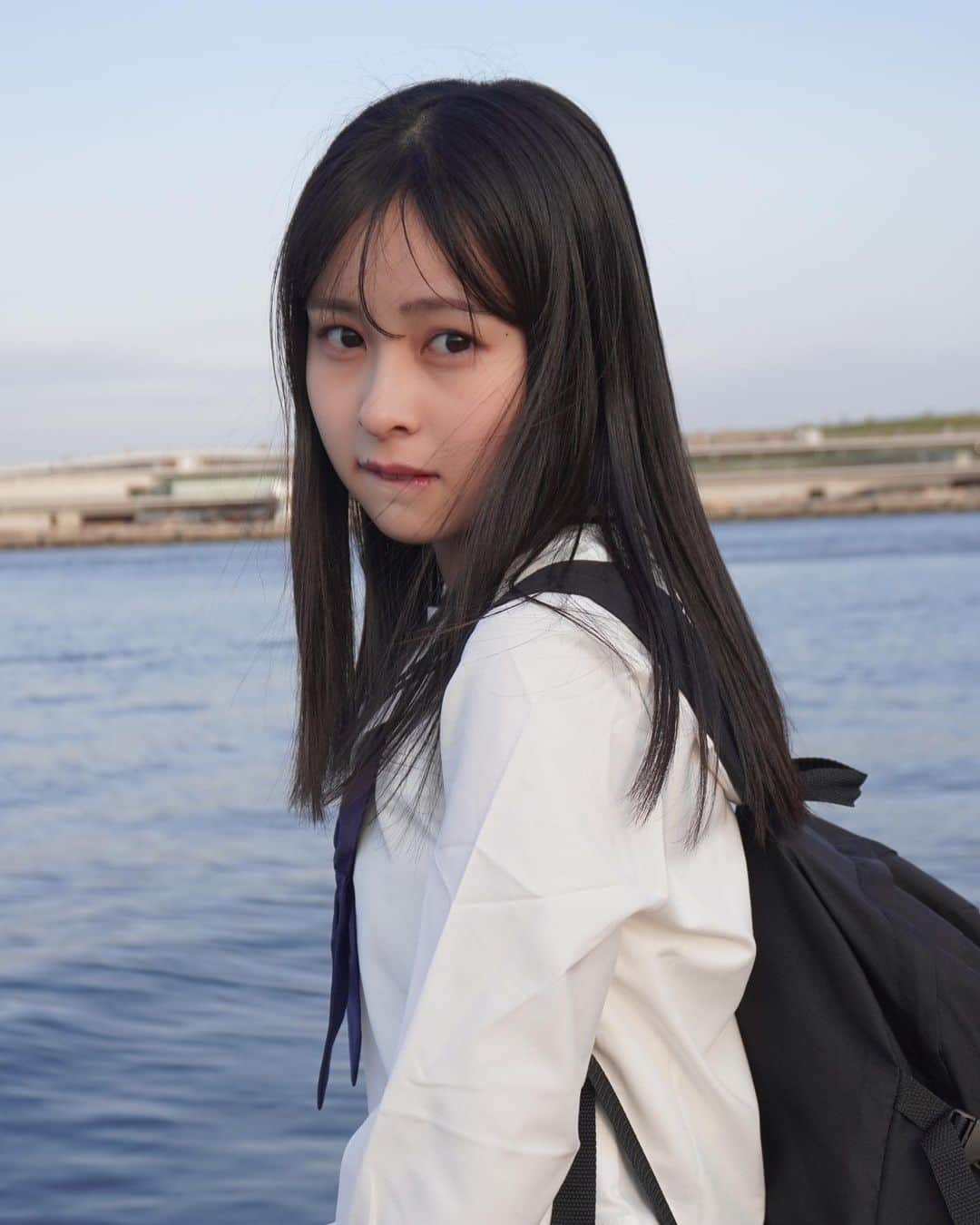 村山千夏のインスタグラム：「こんばんは。  この日は2万歩、歩きましたが、 消費カロリーは700kcal… ご飯一食分か…！  Good evening.  I walked 20,000 steps that day, The calorie consumption is 700kcal… A meal of rice...!  #セーラー服#制服#jk#ljk#jk3#05#05line#17歳#17yearsold #海#foryoupage #fyp #japangirl」